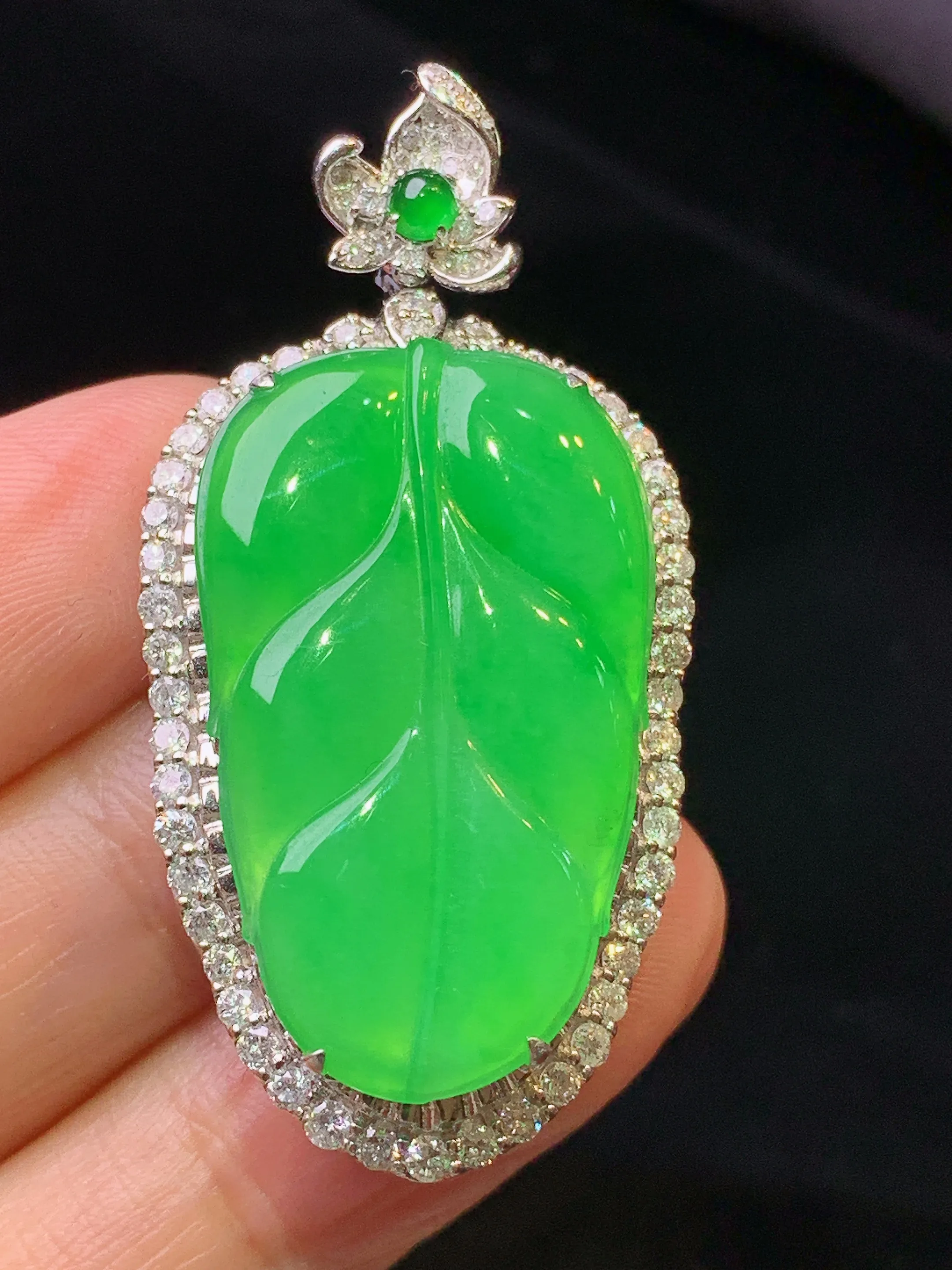 18金钻镶嵌翠绿树叶吊坠 玉质细腻 色泽清新艳丽 整体尺寸44.2*22*10.2