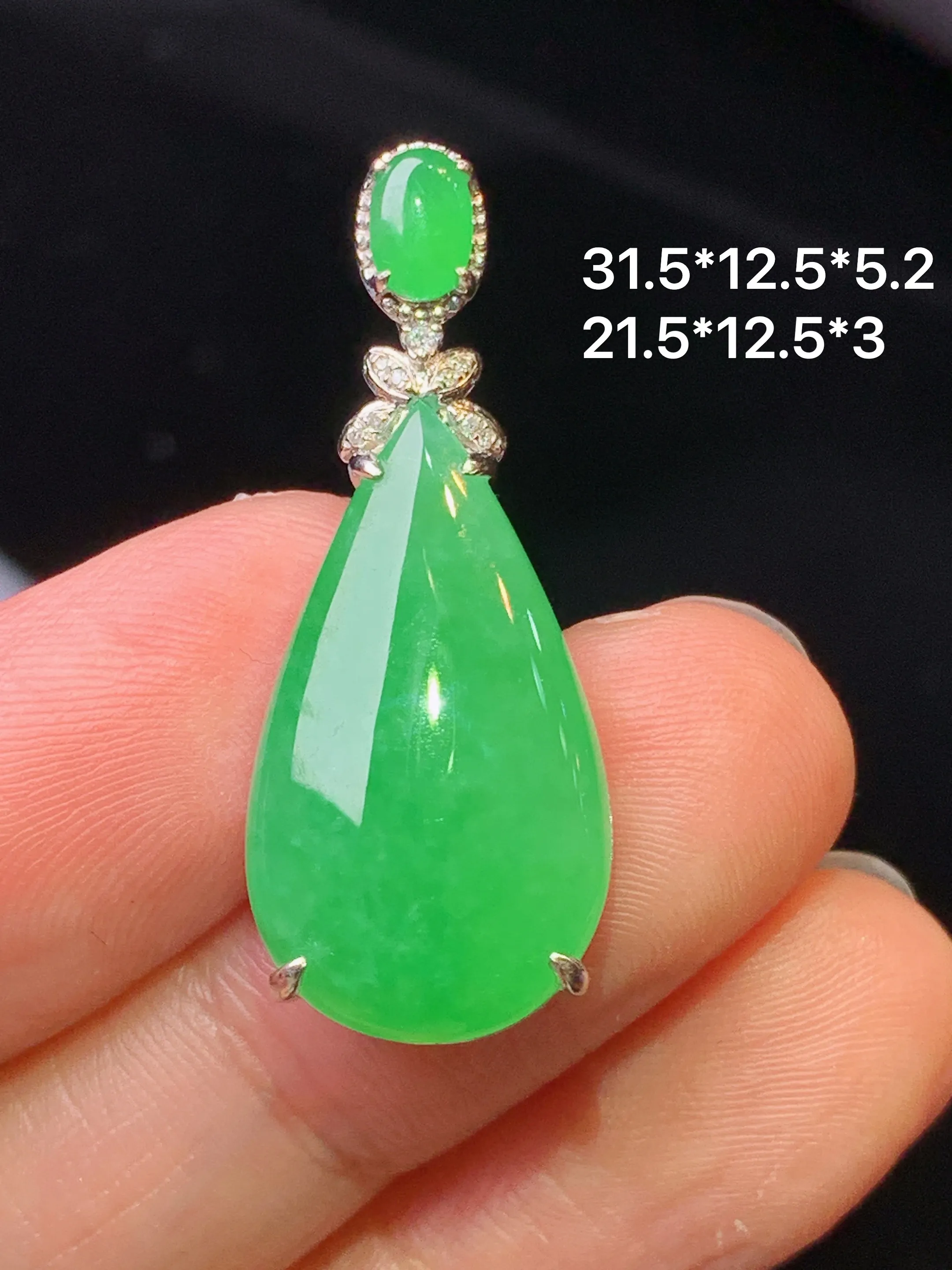 18金钻镶嵌翠绿水滴吊坠 玉质细腻 色泽清新艳丽 整体尺寸31.5*12.5*5.2
