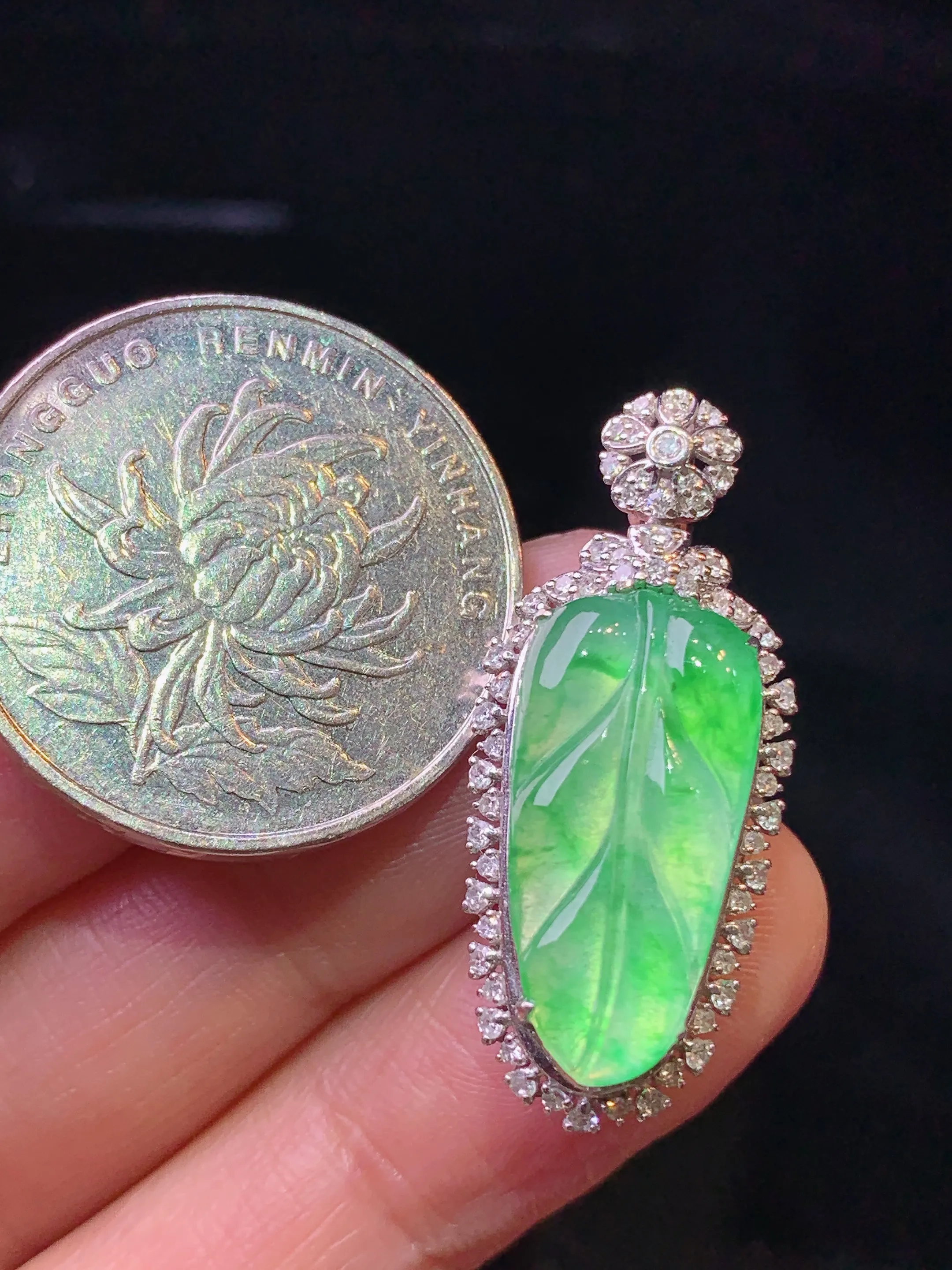 18金钻镶嵌翠绿树叶吊坠 玉质细腻 色泽清新艳丽 整体尺寸31.6*13.2*7.5