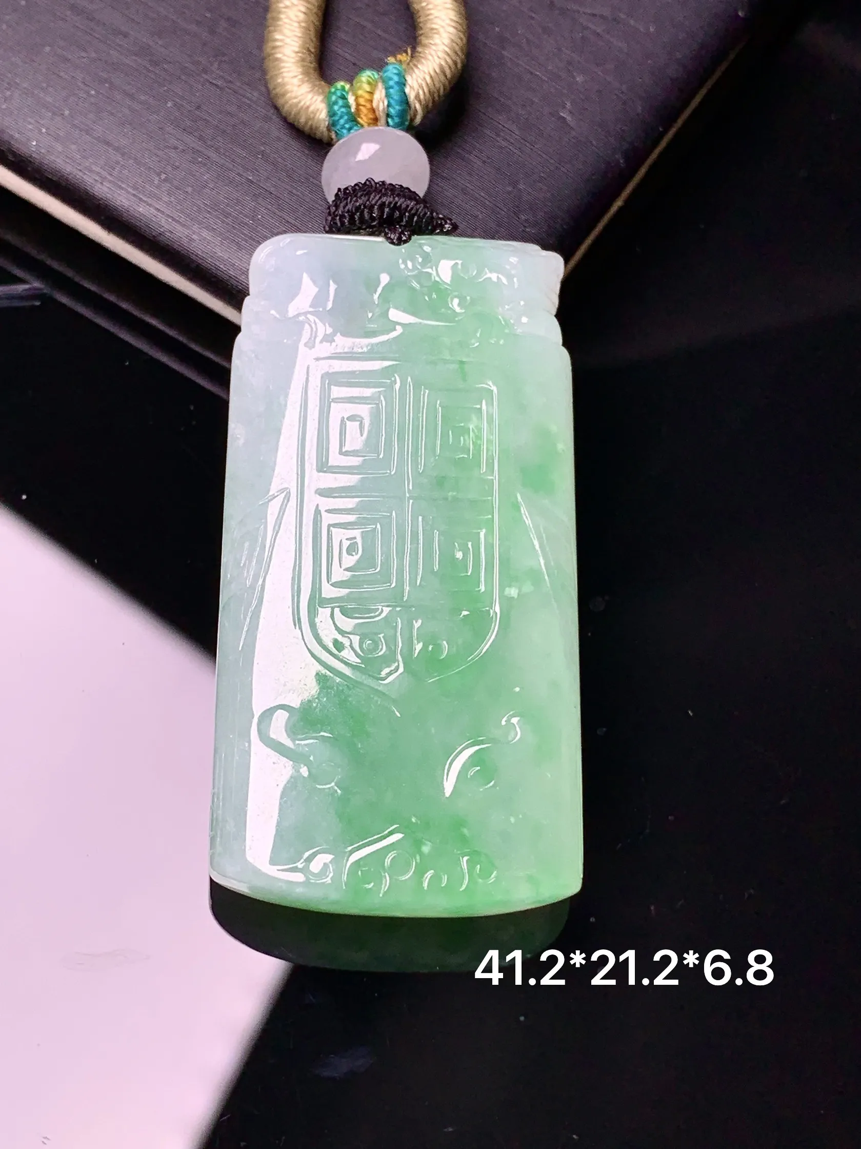 飘绿仿古牌吊坠 玉质细腻 色泽清新艳丽 整体尺寸41.2*21.2*6.8