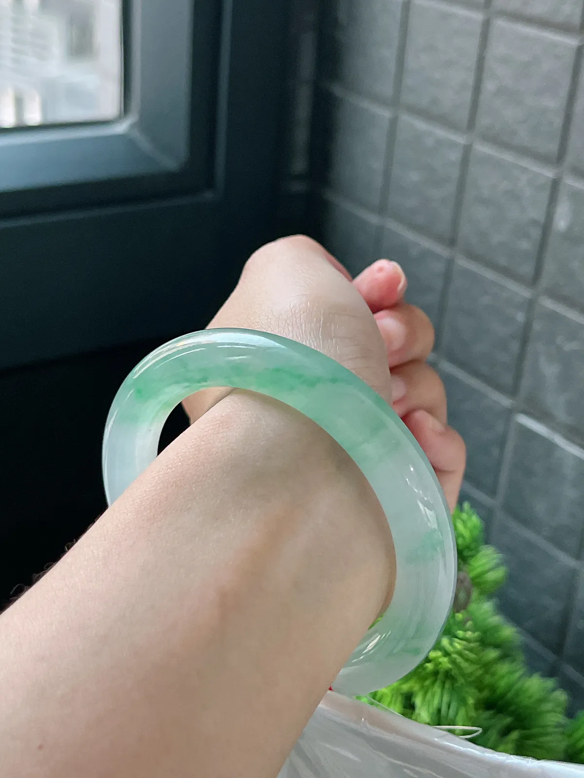 圆镯56.1圈口，翡翠冰种飘绿手镯，种水十足