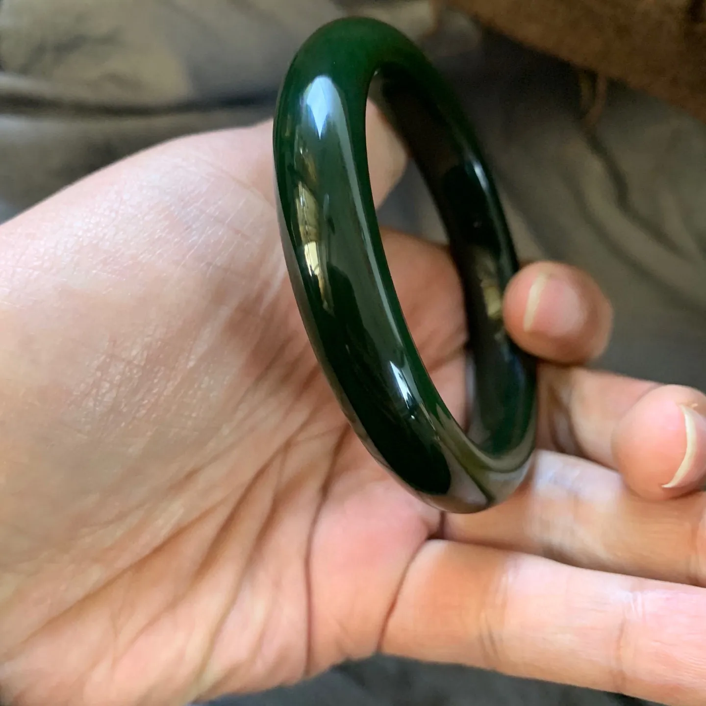 56.8圈口新疆和田玉碧玉菠菜绿手镯【挽间柔情】，冰透十足，和田玉56.8圈口碧玉手镯，镯型古朴典雅。在诗情画意的雨巷相遇，你是我腕间的一抹风情，有你眸有深情.清风荡漾湖间静水，我愿俯身低眉，在烟波涟漪处寻