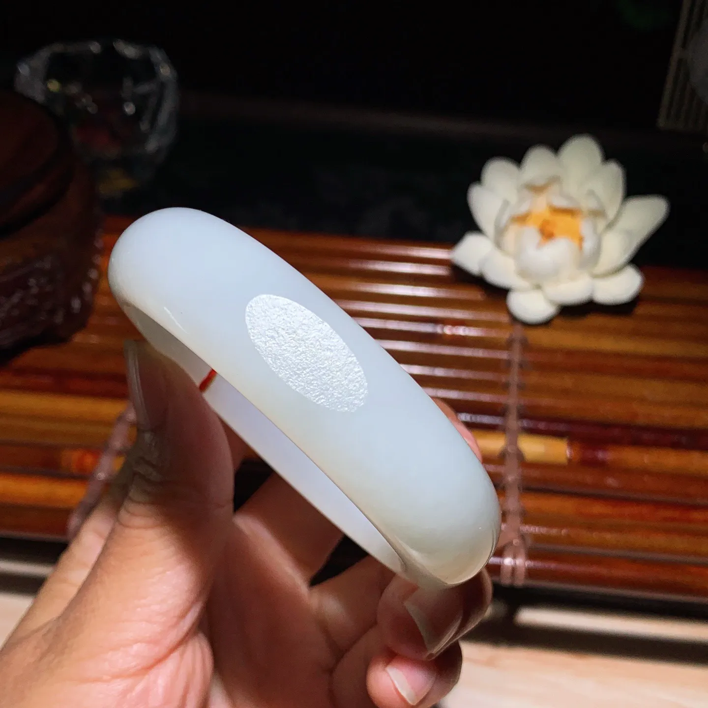 54圈口 新疆和田玉羊脂白籽料手镯 54圈口条宽 17厚10重81.3克。玉质细腻油润。手推出油。佩戴高端典雅。lt260125