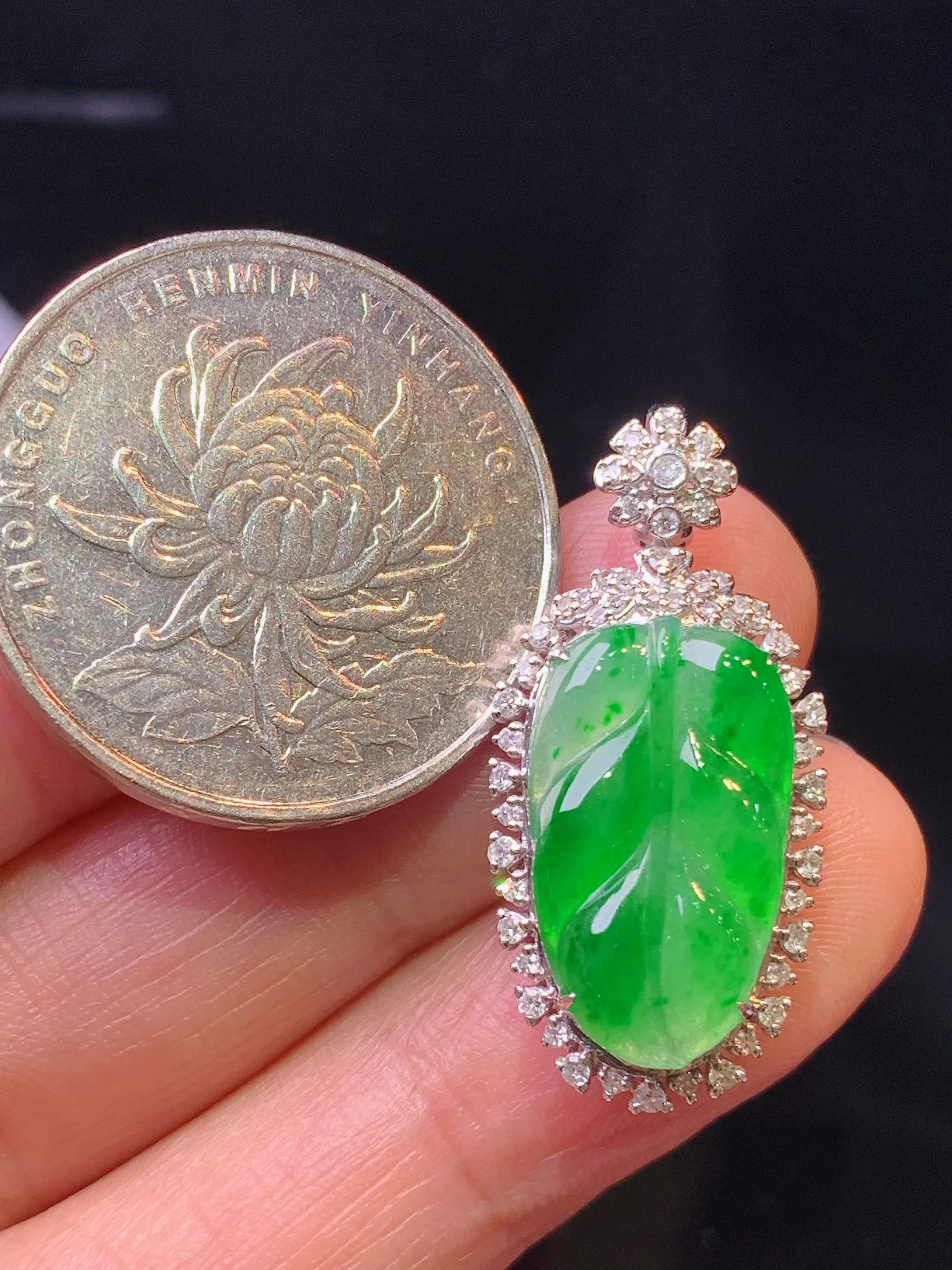 18金钻镶嵌翠绿树叶吊坠 玉质细腻 色泽清新艳丽 整体尺寸28.7*13.5*7.3