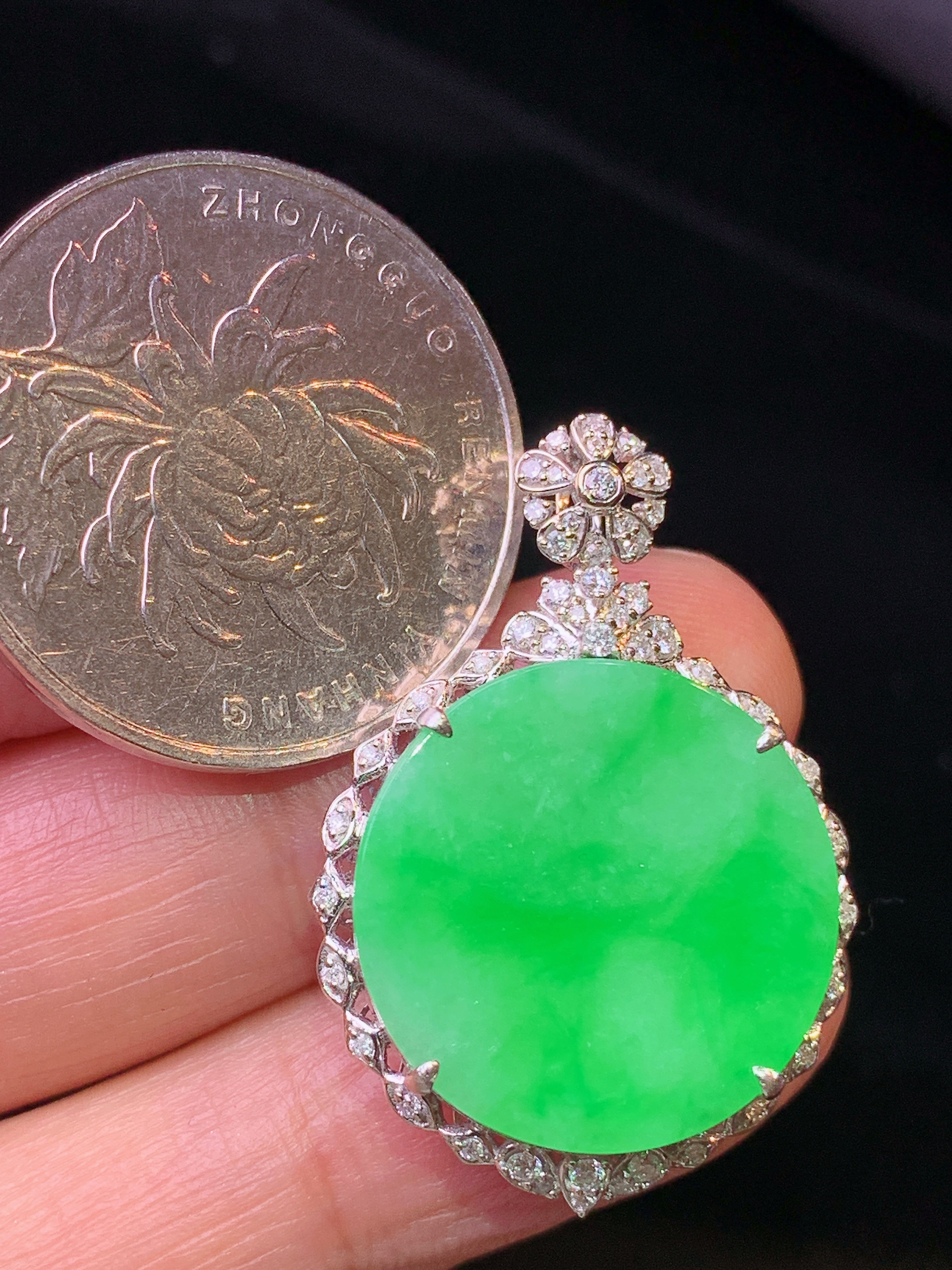 18金钻镶嵌翠绿圆牌吊坠 玉质细腻 色泽清新艳丽 整体尺寸31.5*21.8*7.3