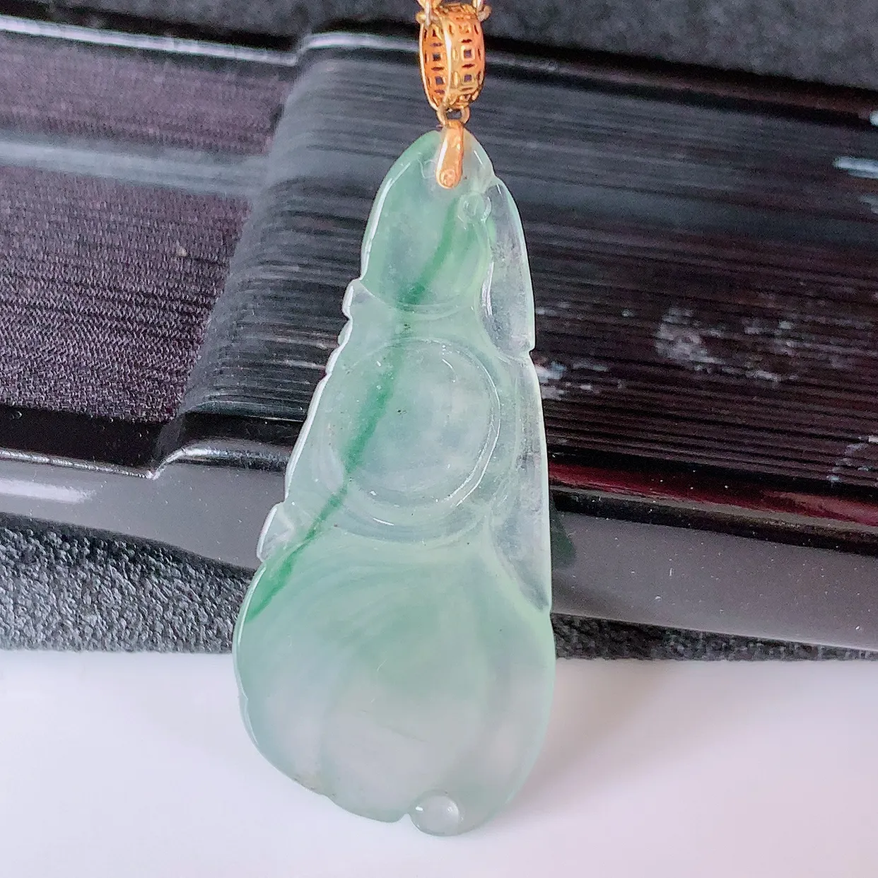 18K金镶嵌冰种飘花翡翠连年有余，鱼吊坠，种老水足，雕工精湛 ， 寓意美好， 佩戴时尚出众！#1.16