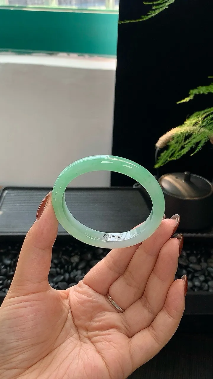 「甜果绿贵妃镯