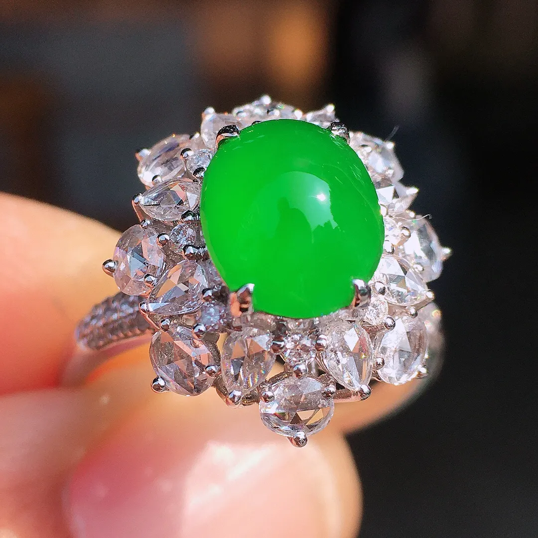 阳绿蛋面戒指，色泽均匀艳丽，玉质细腻，荧光感超
强，饱满圆润，尽显优雅气质，18k
金豪华镶嵌