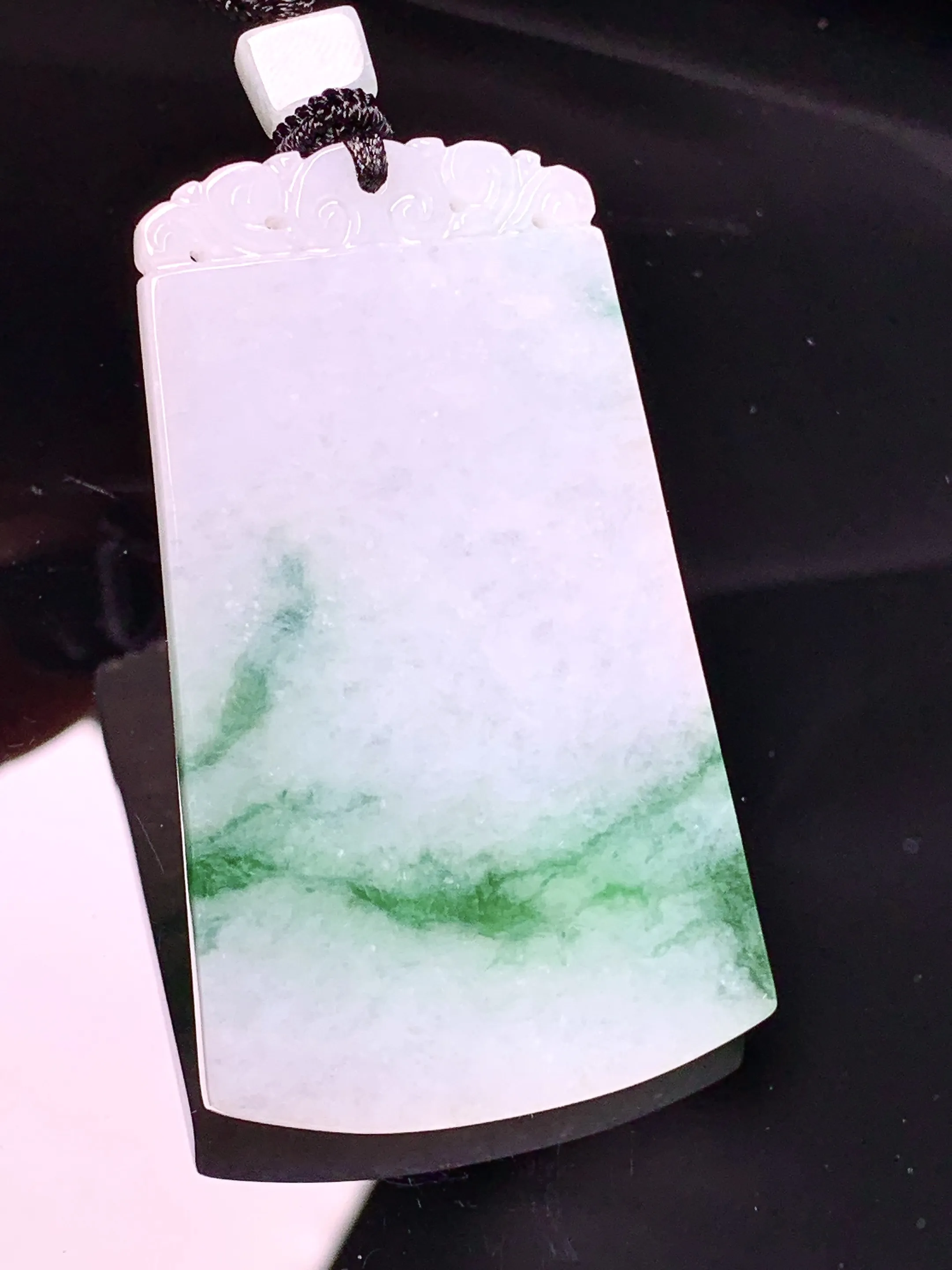 飘绿无事牌吊坠 玉质细腻 色泽清新艳丽 整体尺寸54.3*32.5*4