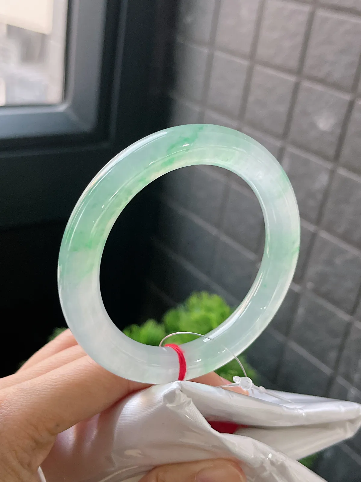 圆镯56.1圈口，翡翠冰种飘绿手镯，种水十足