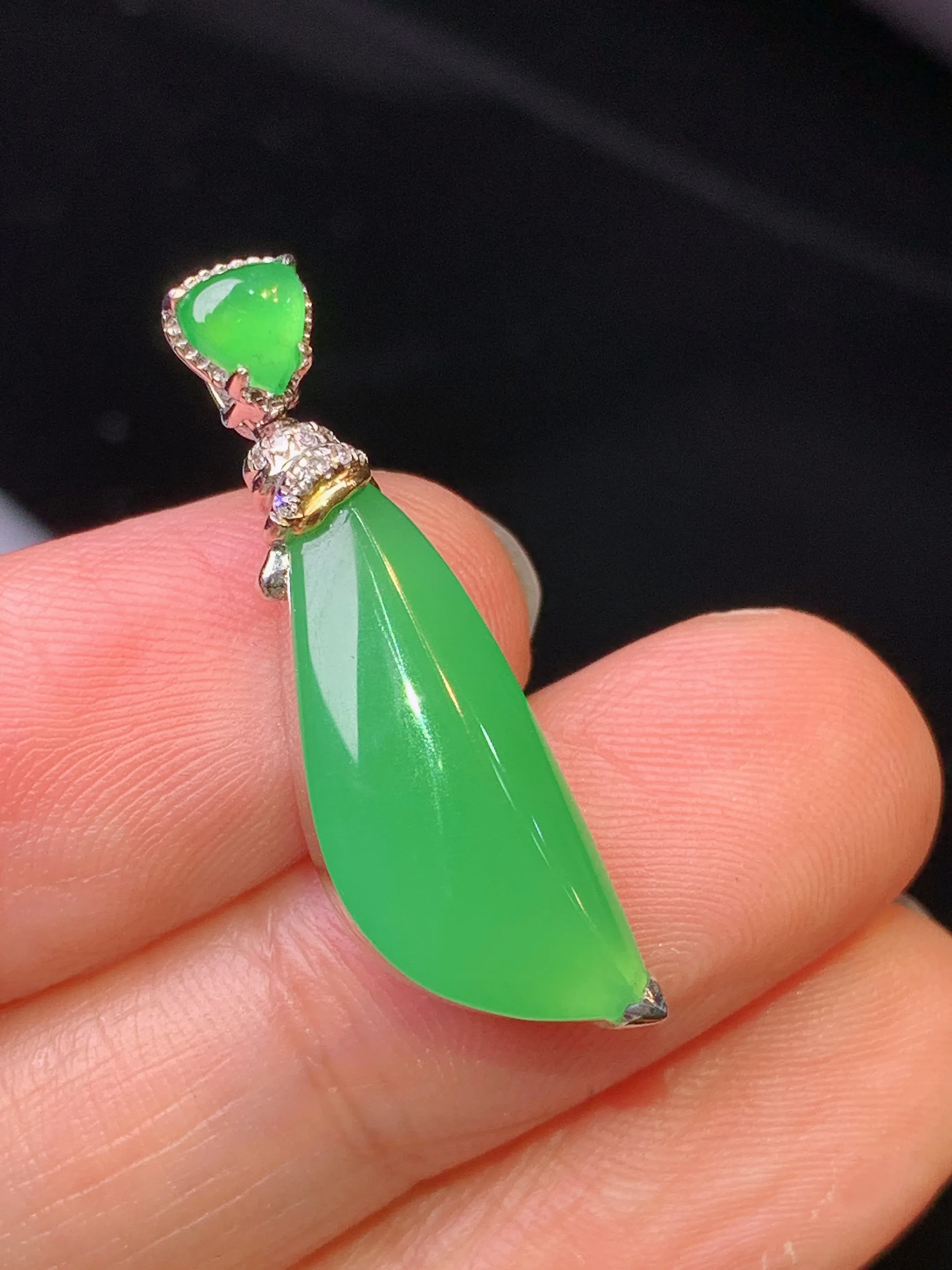 18金钻镶嵌翠绿随形吊坠 玉质细腻 色泽清新艳丽 整体尺寸28.8*8.7*4.8