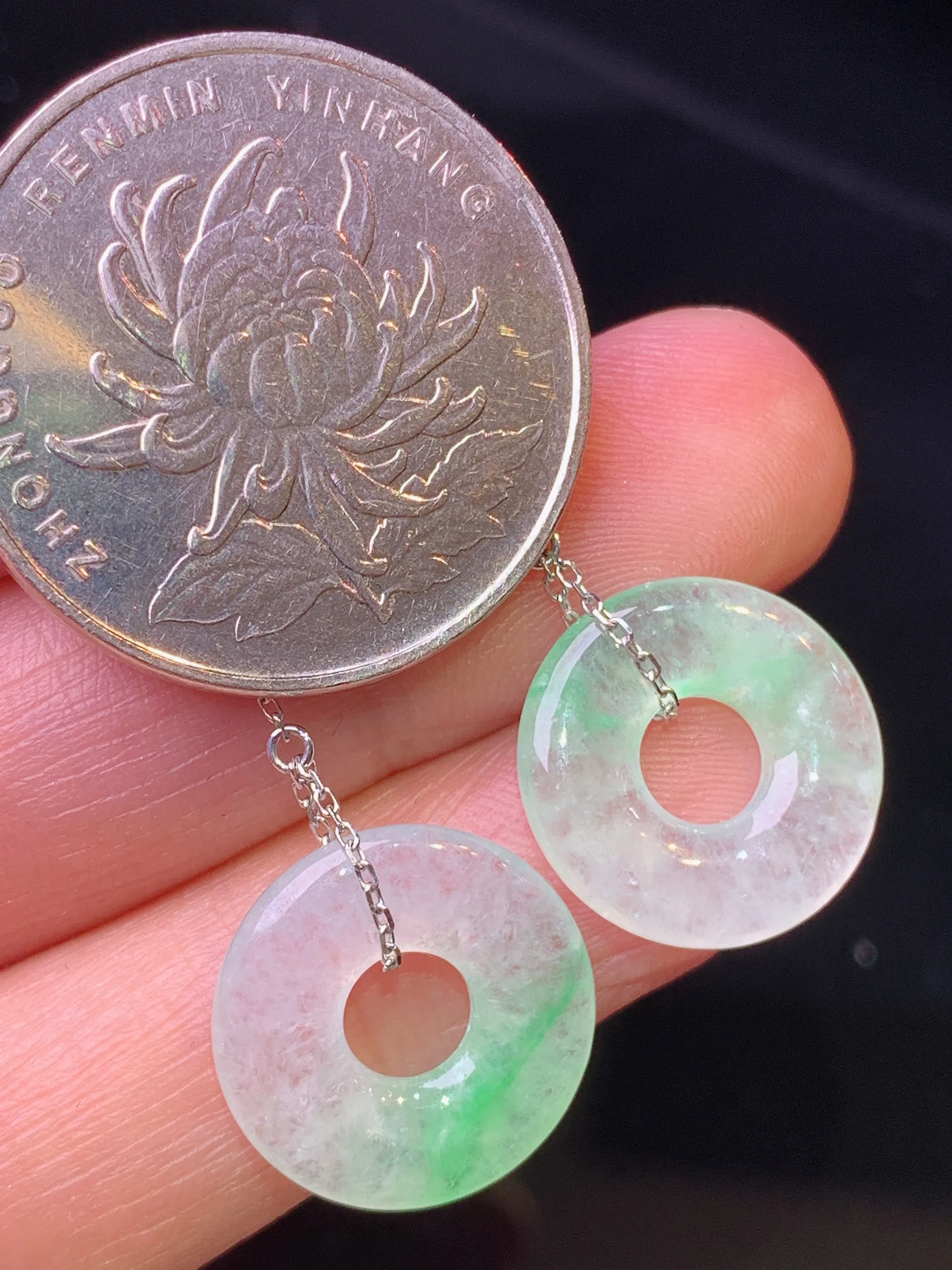 18金镶嵌飘绿平安环耳坠 玉质细腻 色泽清新艳丽 整体尺寸14.5*3