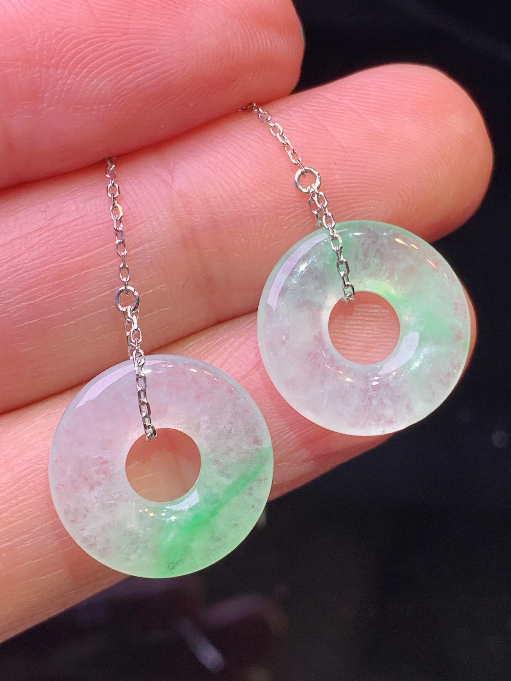 18金镶嵌飘绿平安环耳坠 玉质细腻 色泽清新艳丽 整体尺寸14.5*3