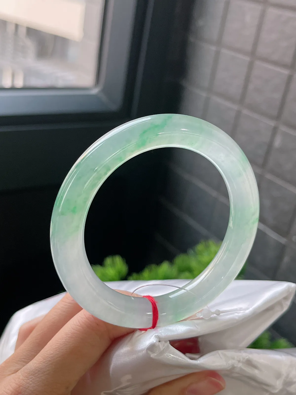 圆镯56.1圈口，翡翠冰种飘绿手镯，种水十足