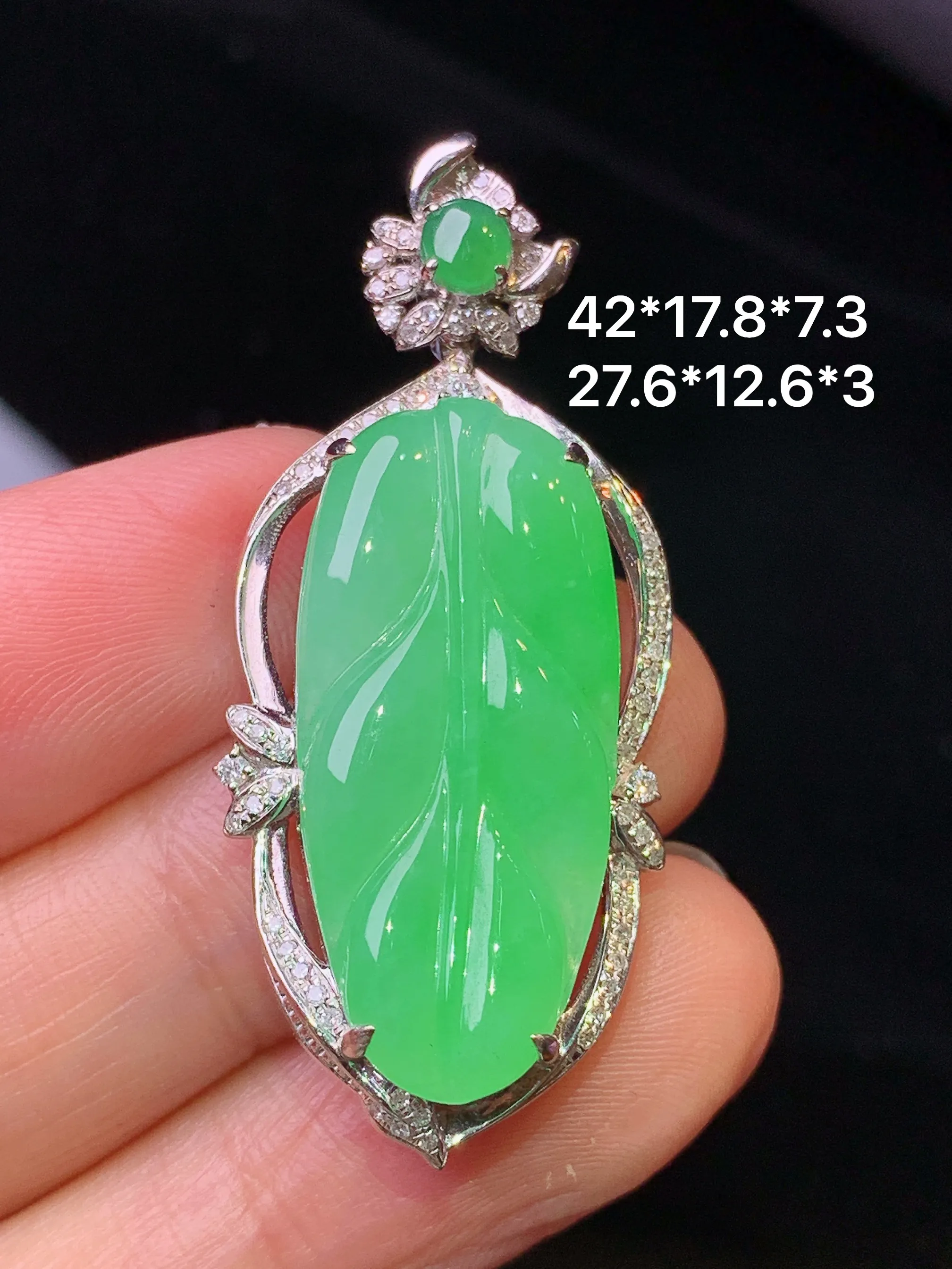 18金钻镶嵌翠绿树叶吊坠 玉质细腻 色泽清新艳丽 整体尺寸42*17.8*7.3