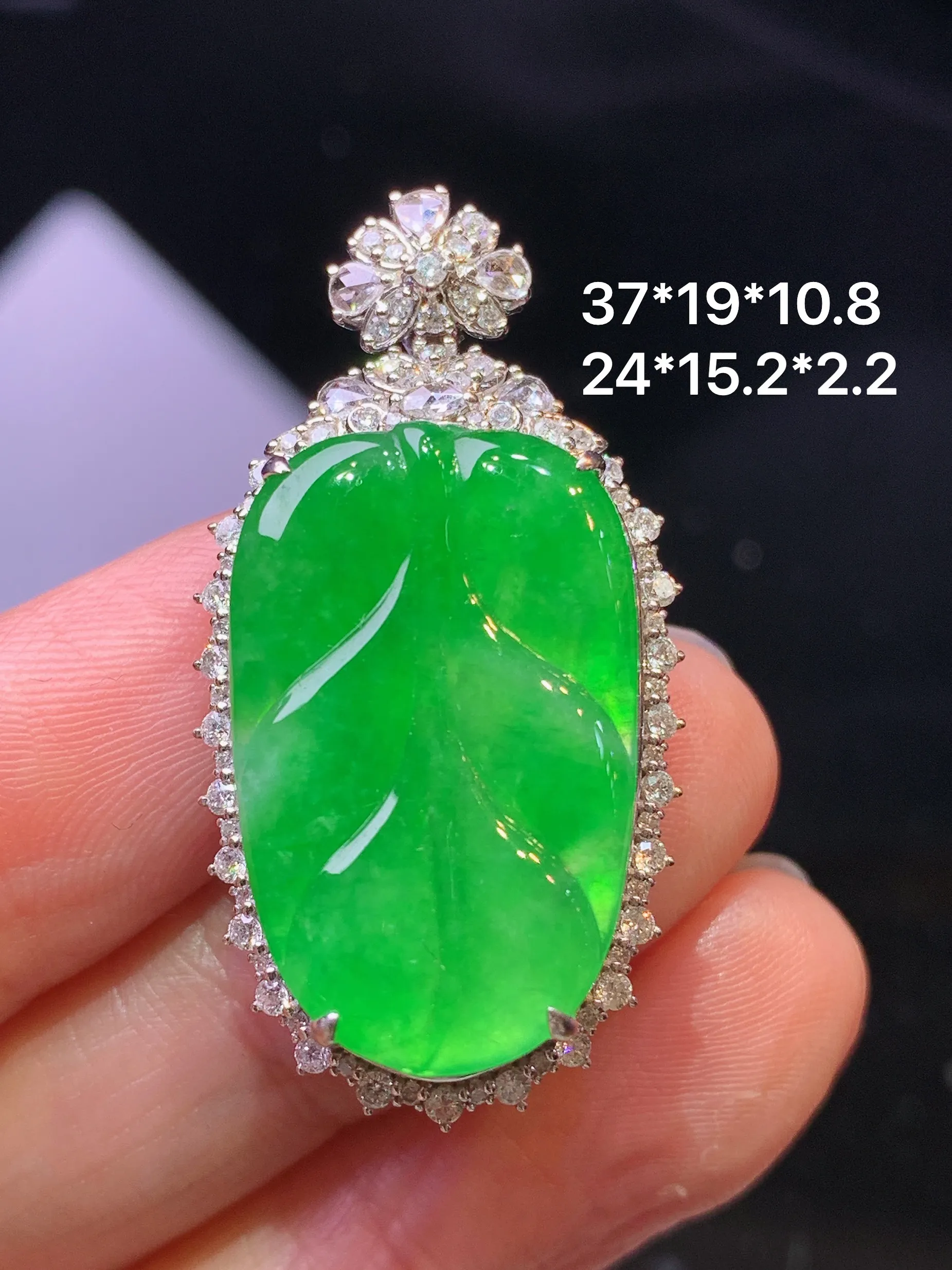 18金钻镶嵌翠绿树叶吊坠 玉质细腻 色泽清新艳丽 整体尺寸37*19*10.8