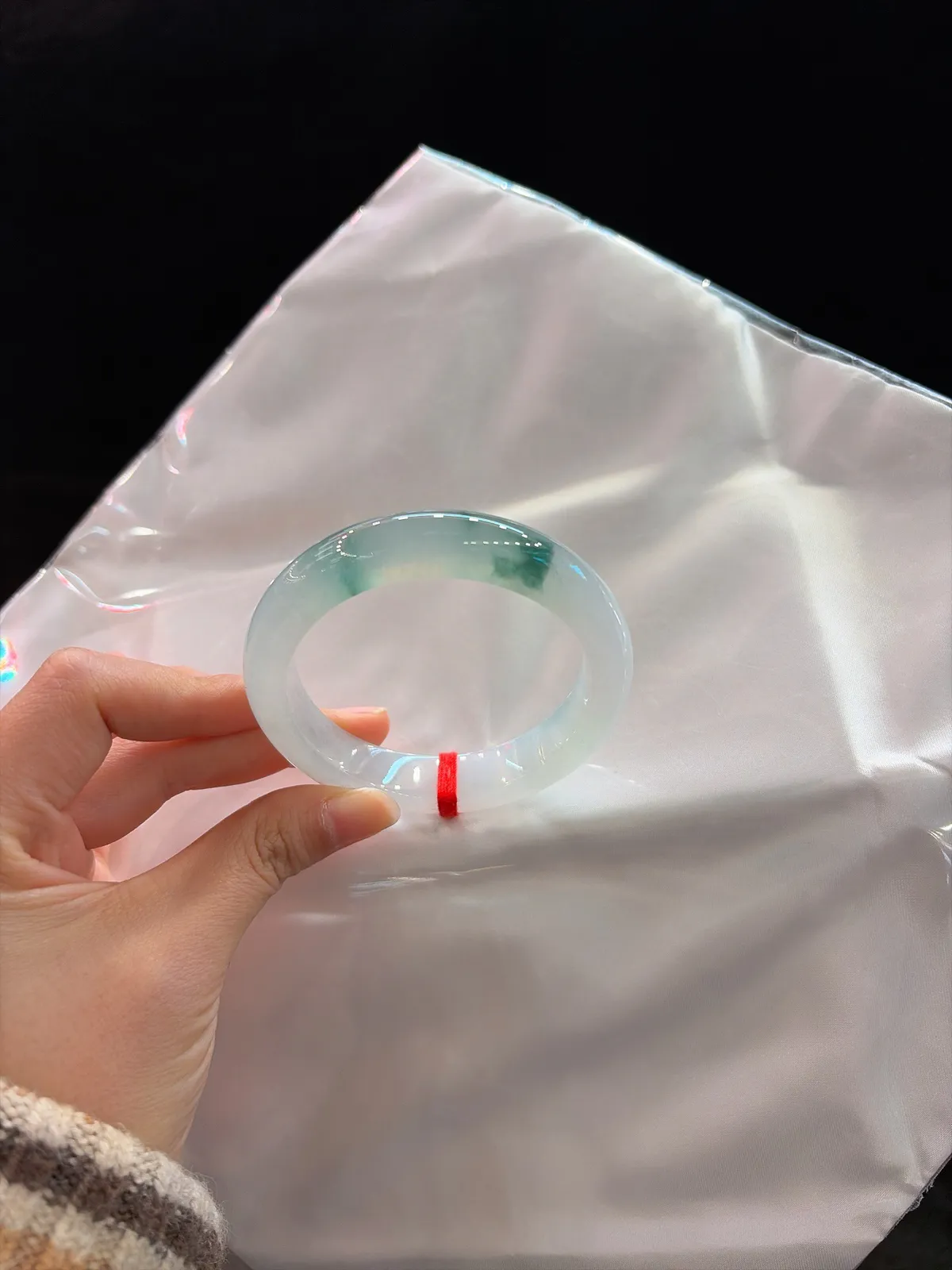 🧃｜56圈口
【冰飘花·清润光感】
“冰底凝清露，花影漫腕间，一抹清光，揉碎满手温柔”​​
——清润入骨，自带风华。
规格【56/12.7/9.7】