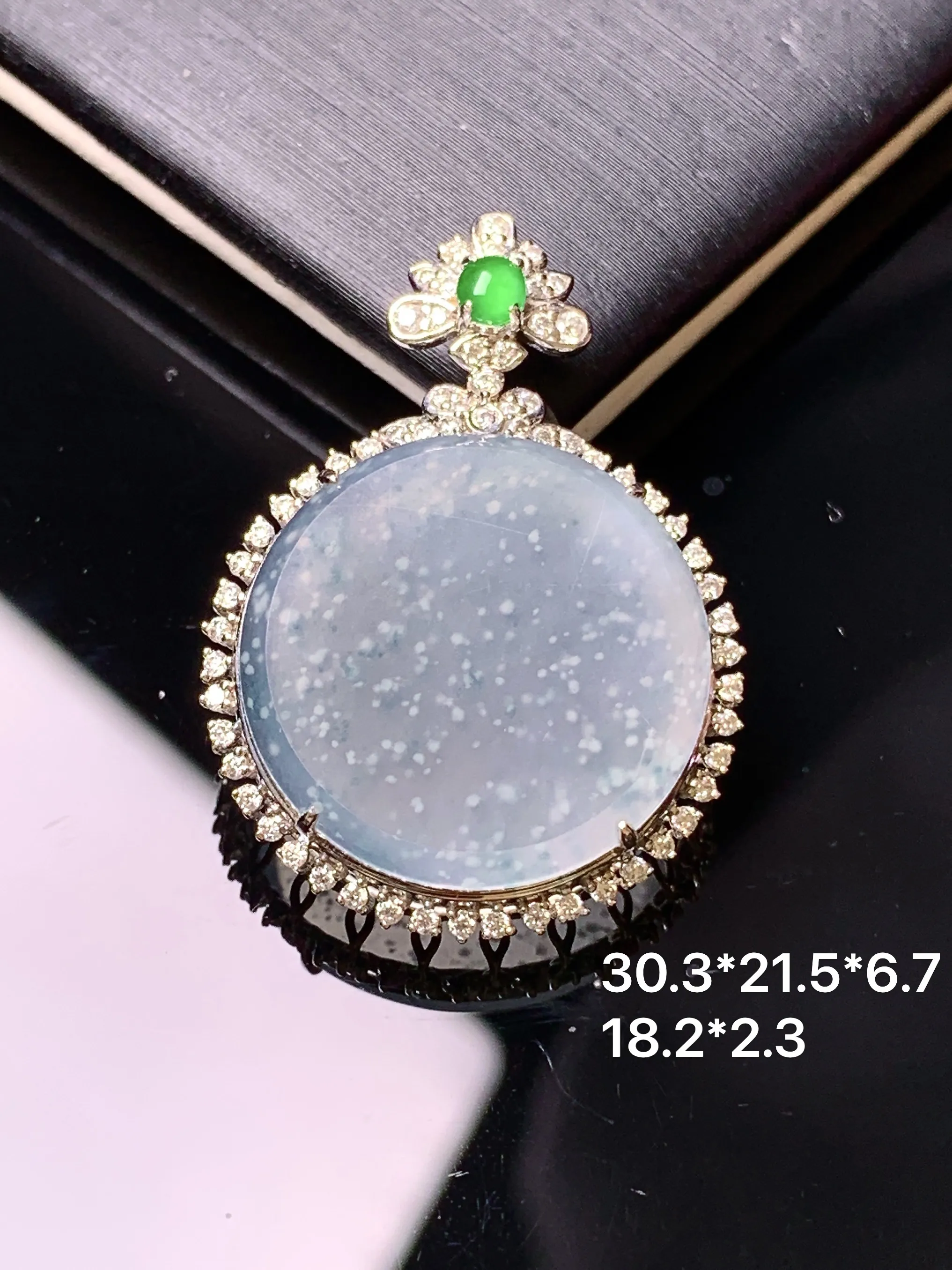 18金钻镶嵌冰种雪花棉圆牌吊坠 玉质细腻 色泽清新艳丽 整体尺寸30.3*21.5*6.7
