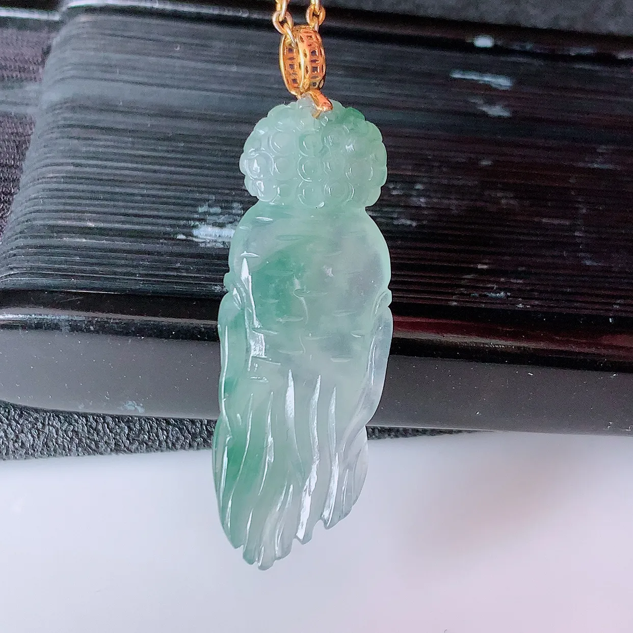 18k金镶嵌冰种飘花翡翠人参吊坠，人生如意，款式新颖，佩戴效果时尚出众， 尽显气质，水润精细， 美感十足。#1.16