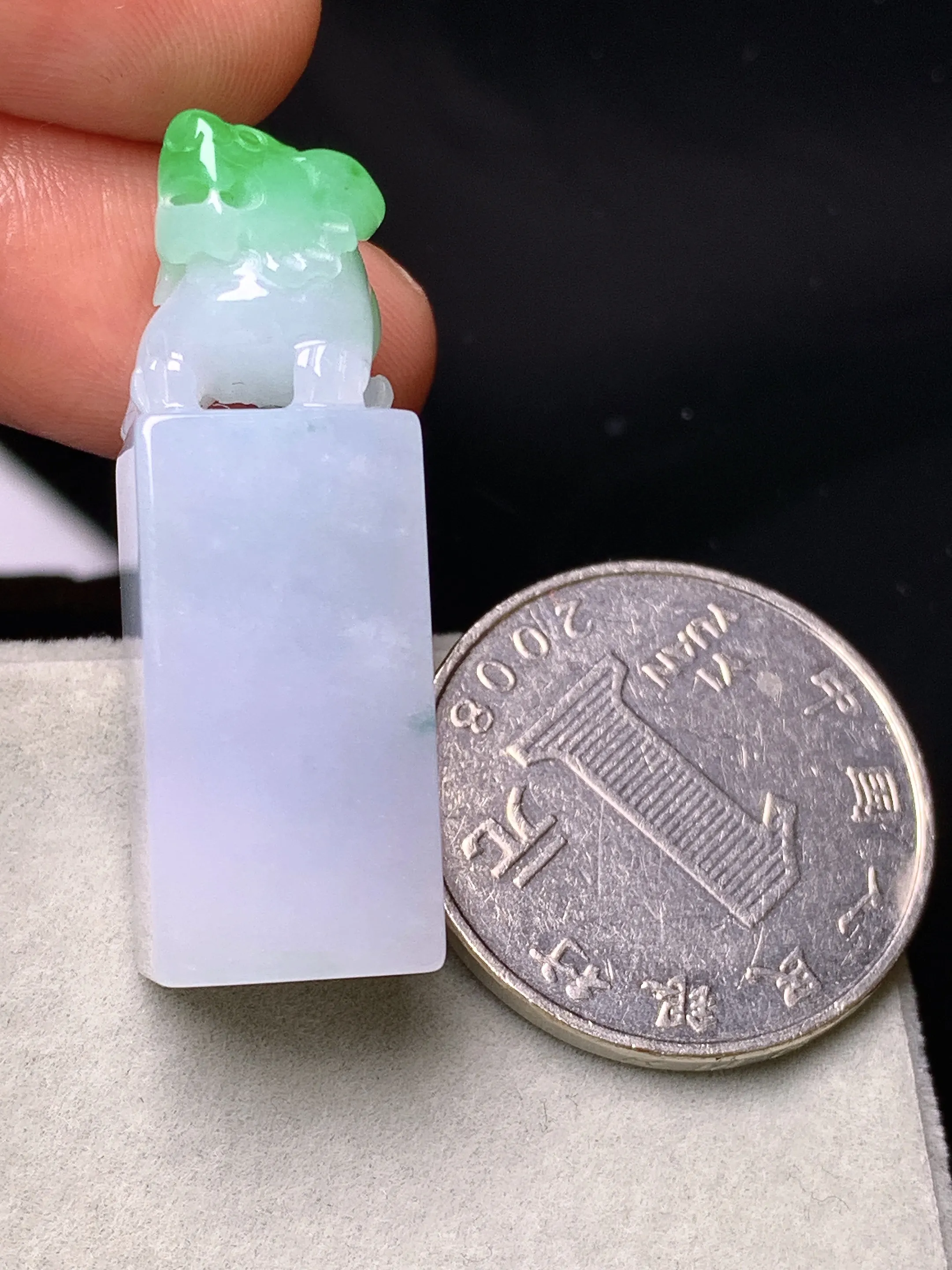 飘绿貔貅印章吊坠 玉质细腻 色泽清新艳丽 整体尺寸36*11.3*11.8