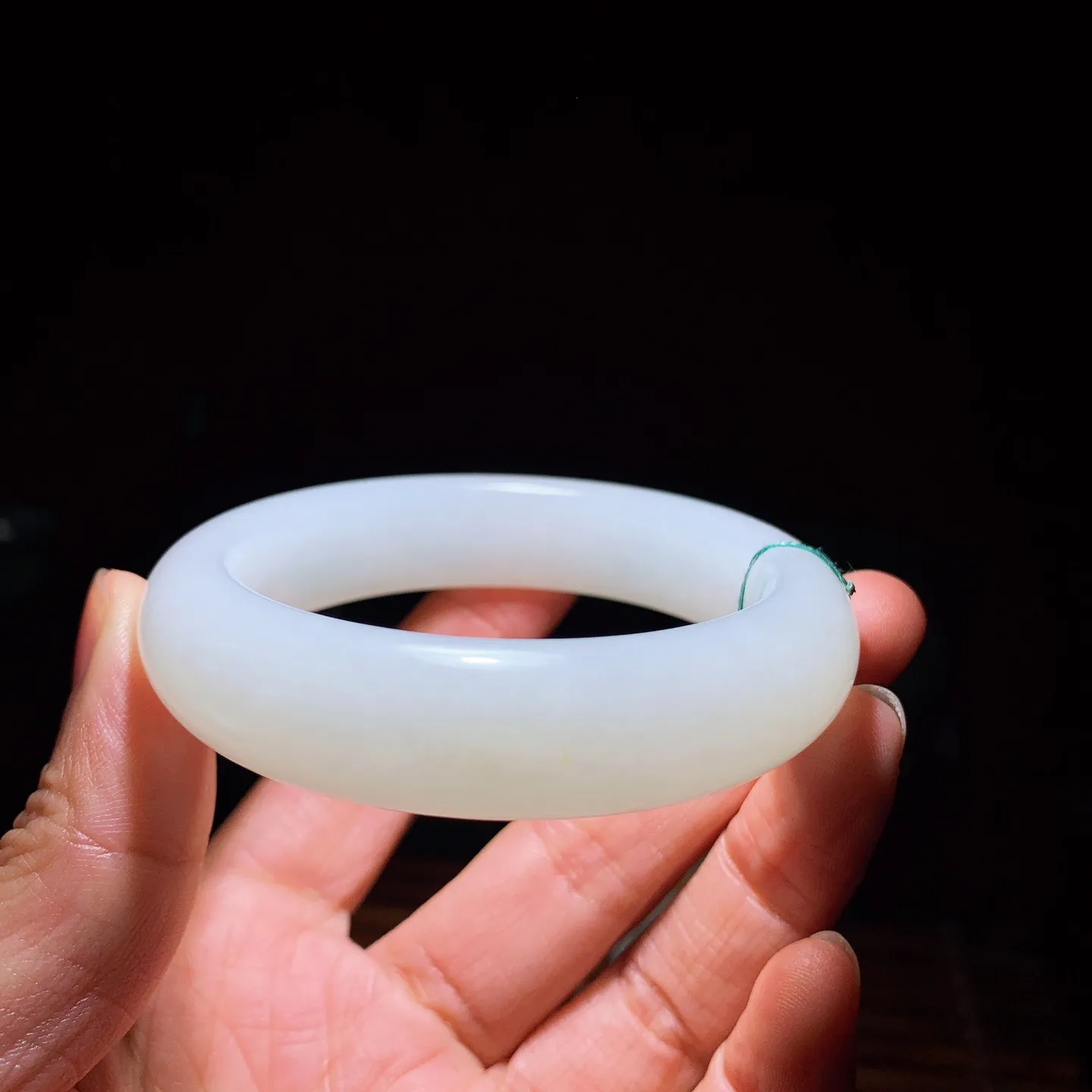 53圈口 新疆和田玉羊脂白手镯 53圈口条宽 14厚10重65克。玉质细腻油润。手推出油。佩戴高端典雅。lt260125