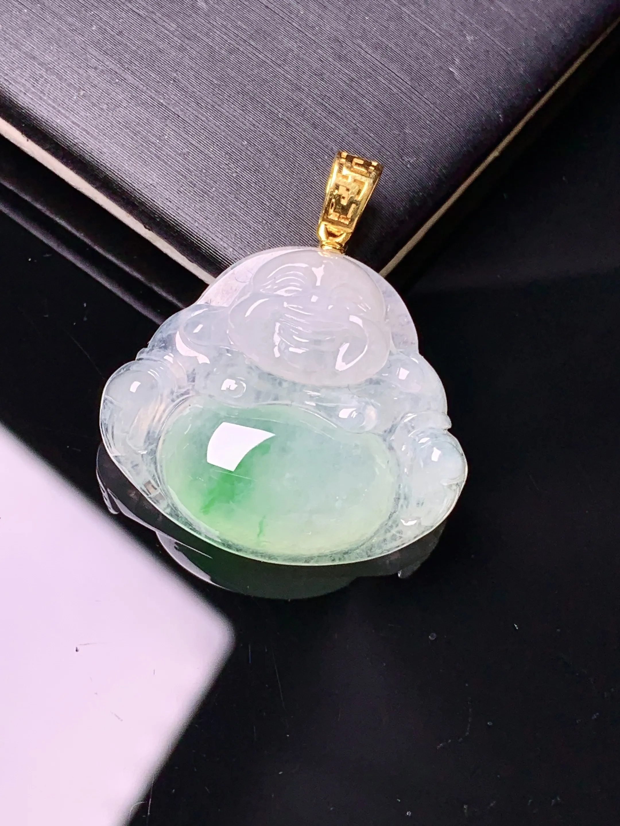 18金镶嵌飘绿佛公吊坠 玉质细腻 色泽清新艳丽 整体尺寸28*24.5*6.2