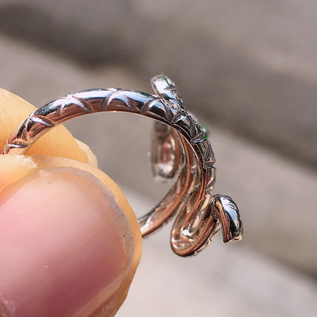 阳绿水滴戒指，色泽均匀艳丽，玉质细腻，荧光感超
强，饱满圆润，尽显优雅气质，18k
金豪华镶嵌