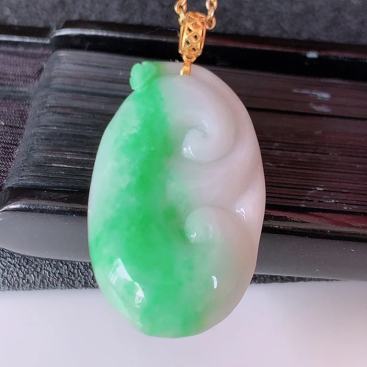 18k金镶嵌冰润飘绿如意翡翠吊坠，款式新颖，佩戴效果时尚出众，尽显气质， 水润精细， 美感十足。#1.16