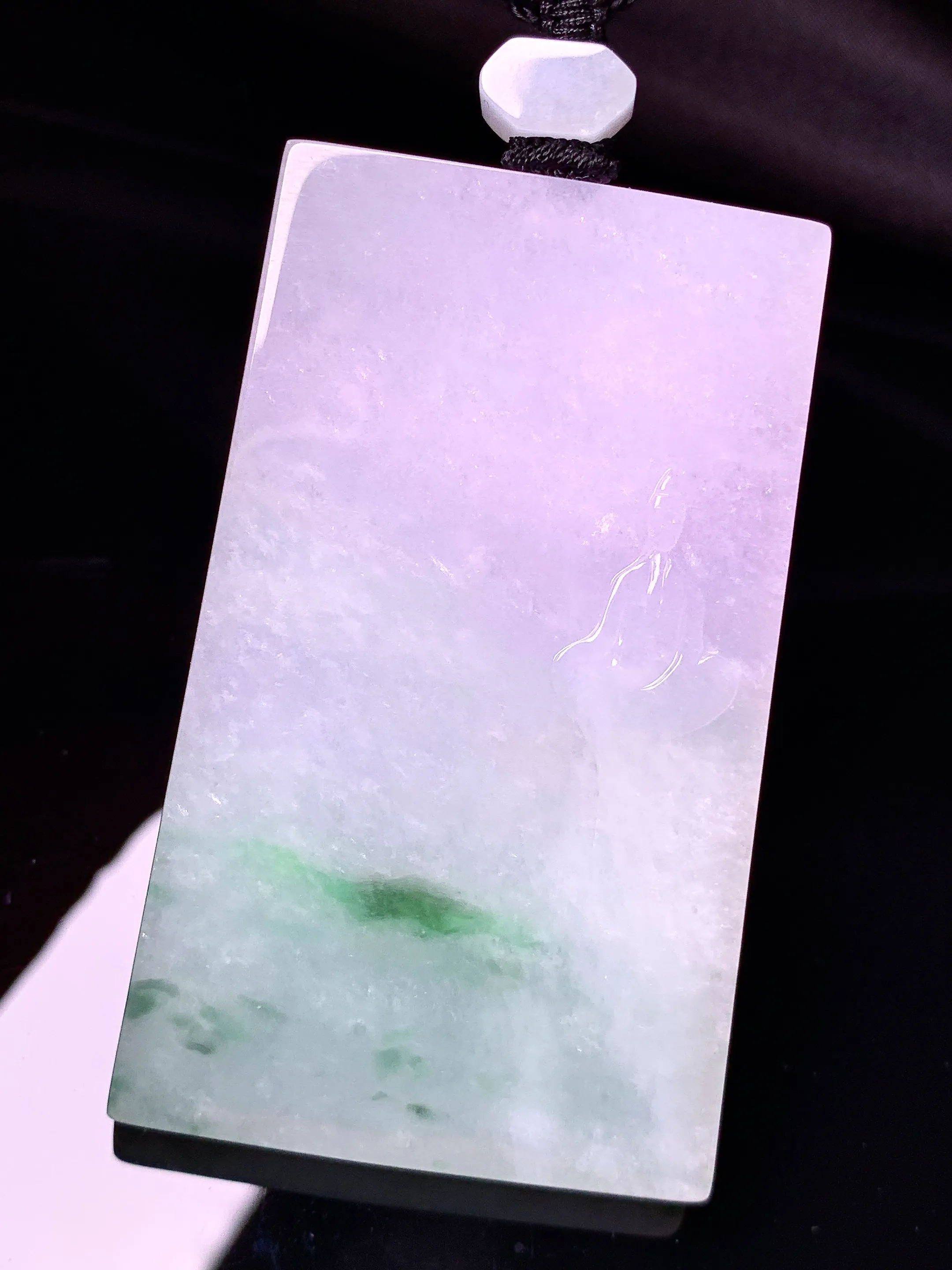 淡紫罗兰飘绿无事牌吊坠 玉质细腻 色泽清新艳丽 整体尺寸62*37.8*6.2