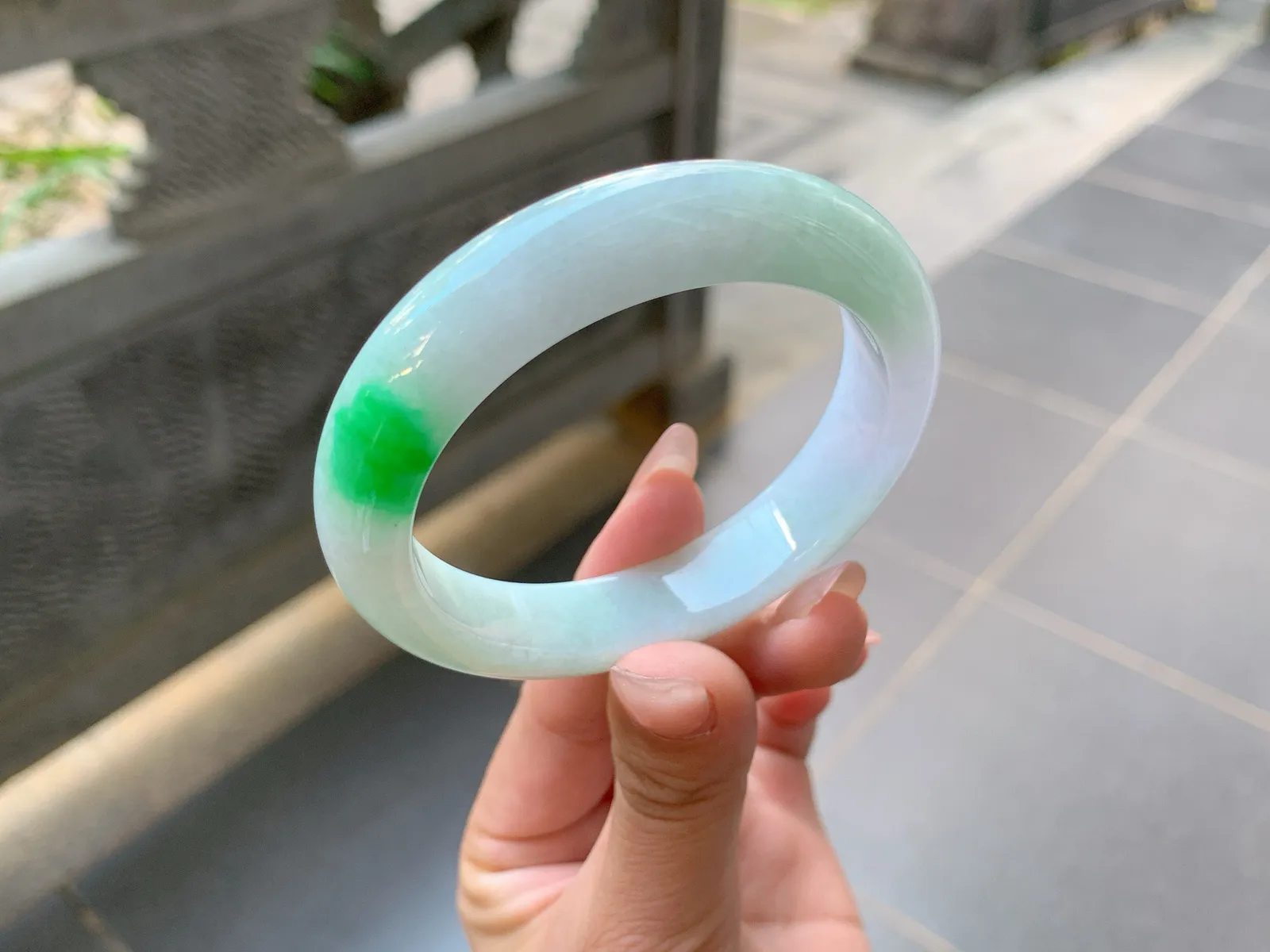 ｜54圈口
白底青，飘阳绿花，辣辣的，超级抢眼，有一股俏丽的美感，