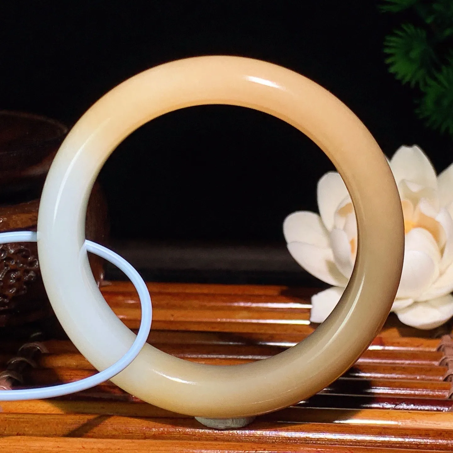 54圈口 新疆和田玉且末糖手镯 54圈口条宽 13厚9重58.5克。玉质细腻油润。手推出油。佩戴高端