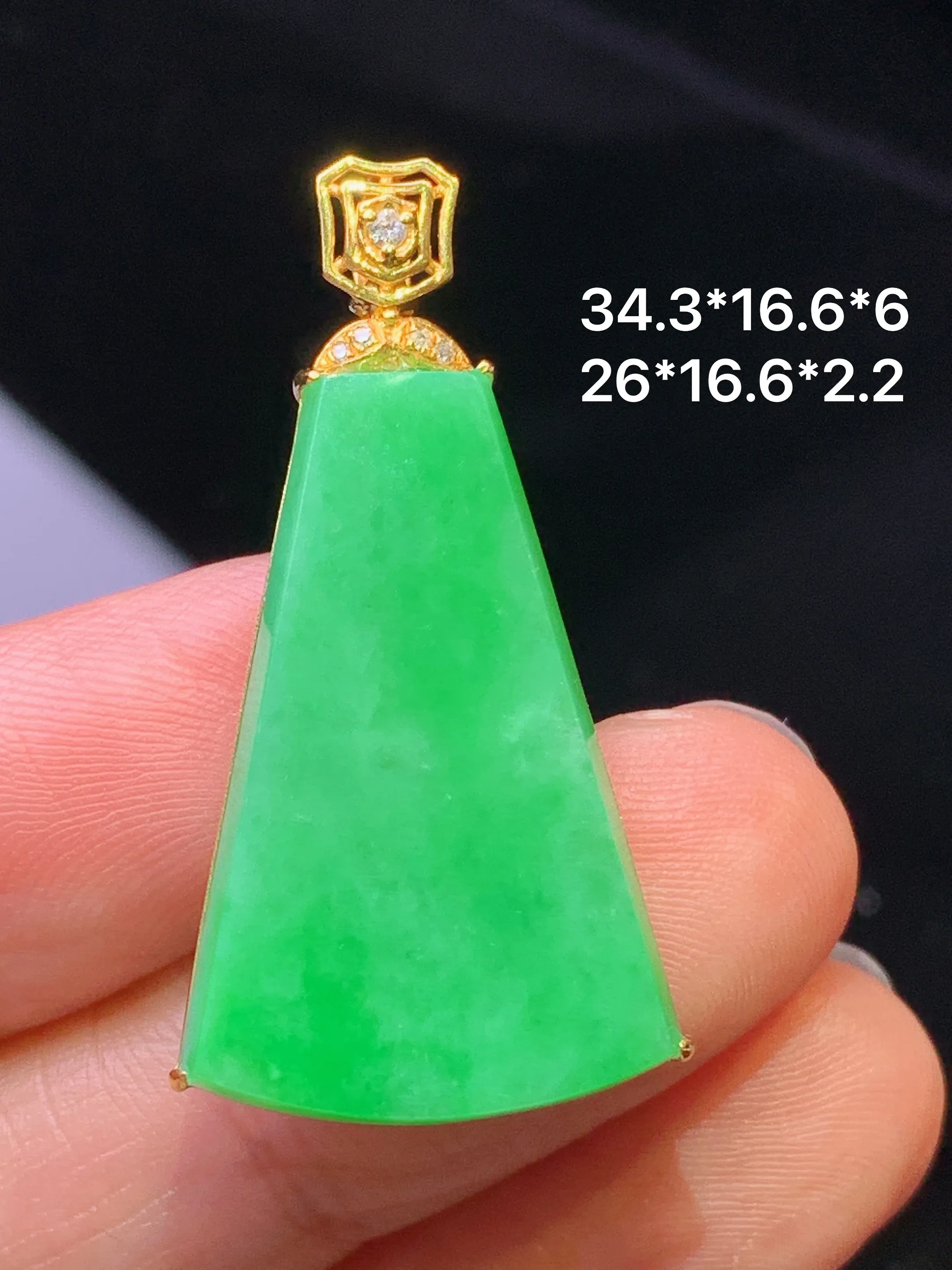 18金钻镶嵌翠绿无事牌吊坠 玉质细腻 色泽清新艳丽 整体尺寸34.3*16.6*6