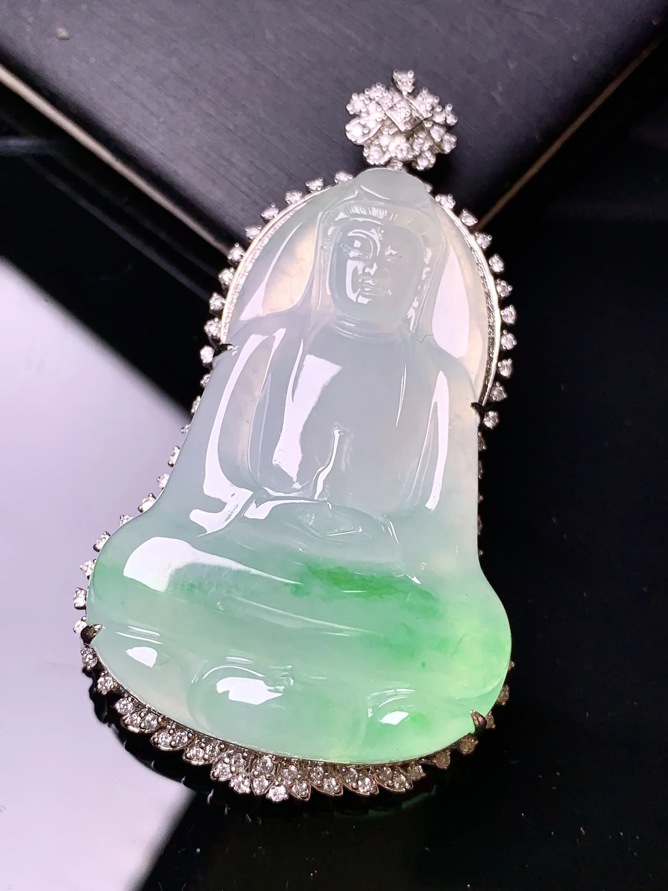 18金钻镶嵌飘绿观音菩萨吊坠 玉质细腻 色泽清新艳丽 整体尺寸55*30.2*10.3