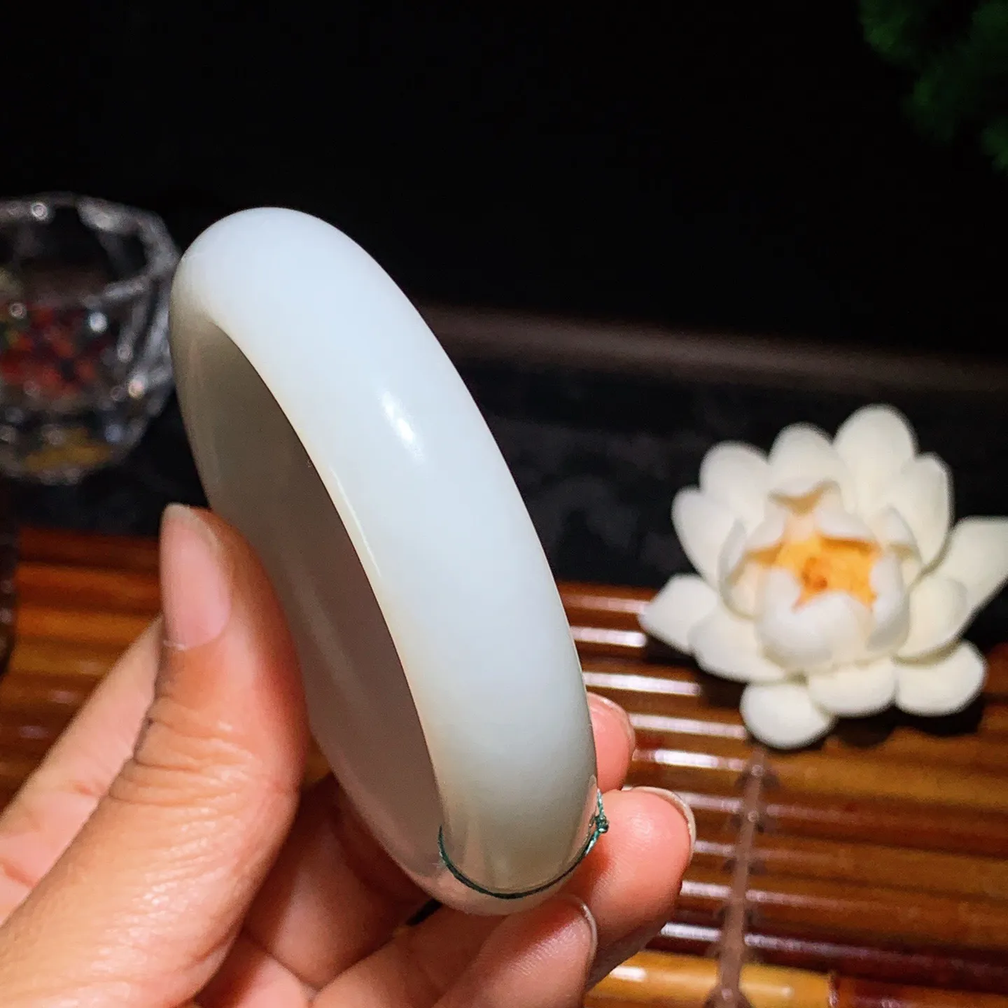 53圈口 新疆和田玉羊脂白手镯 53圈口条宽 14厚10重65克。玉质细腻油润。手推出油。佩戴高端典雅。lt260125