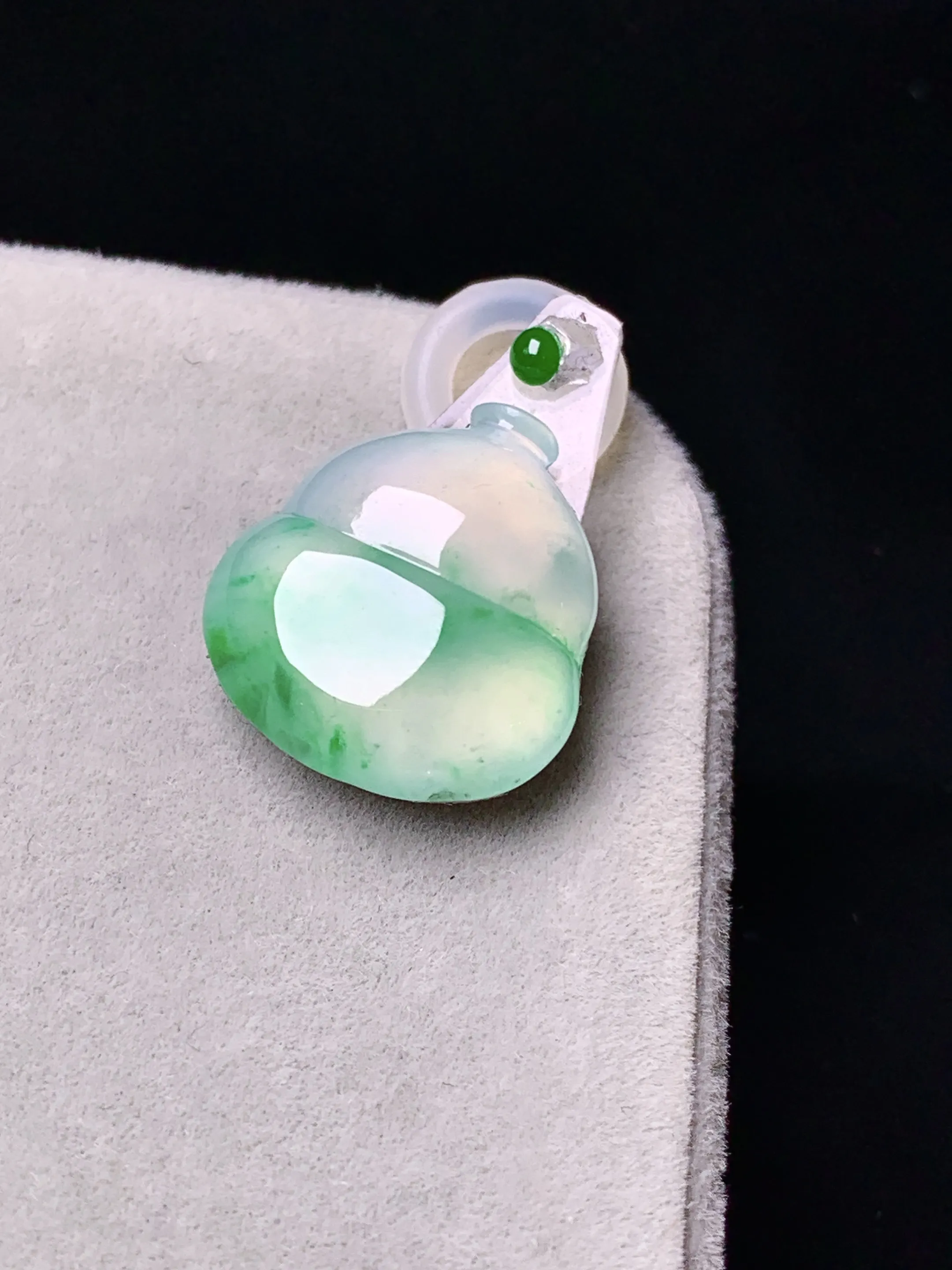 镶嵌款 飘绿葫芦吊坠 玉质细腻 色泽清新艳丽 整体尺寸16.2*14.6*4