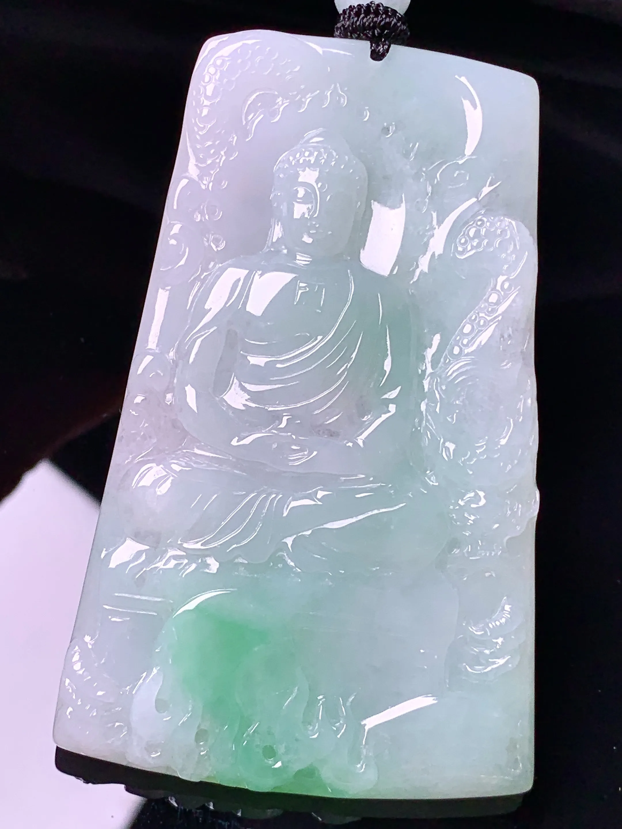 飘绿大日如来佛祖吊坠 玉质细腻 色泽清新艳丽 整体尺寸67.2*41.8*5.8