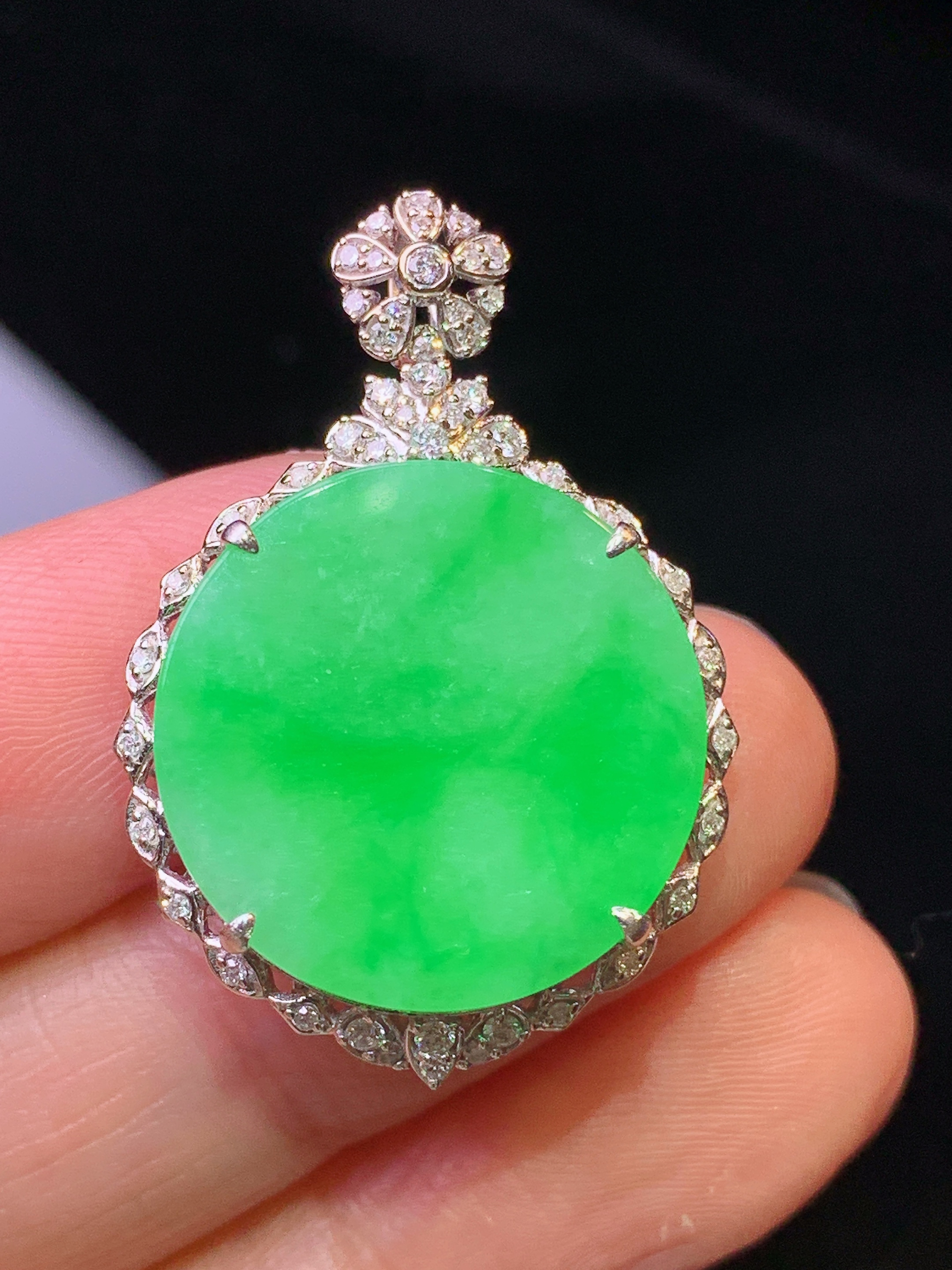 18金钻镶嵌翠绿圆牌吊坠 玉质细腻 色泽清新艳丽 整体尺寸31.5*21.8*7.3