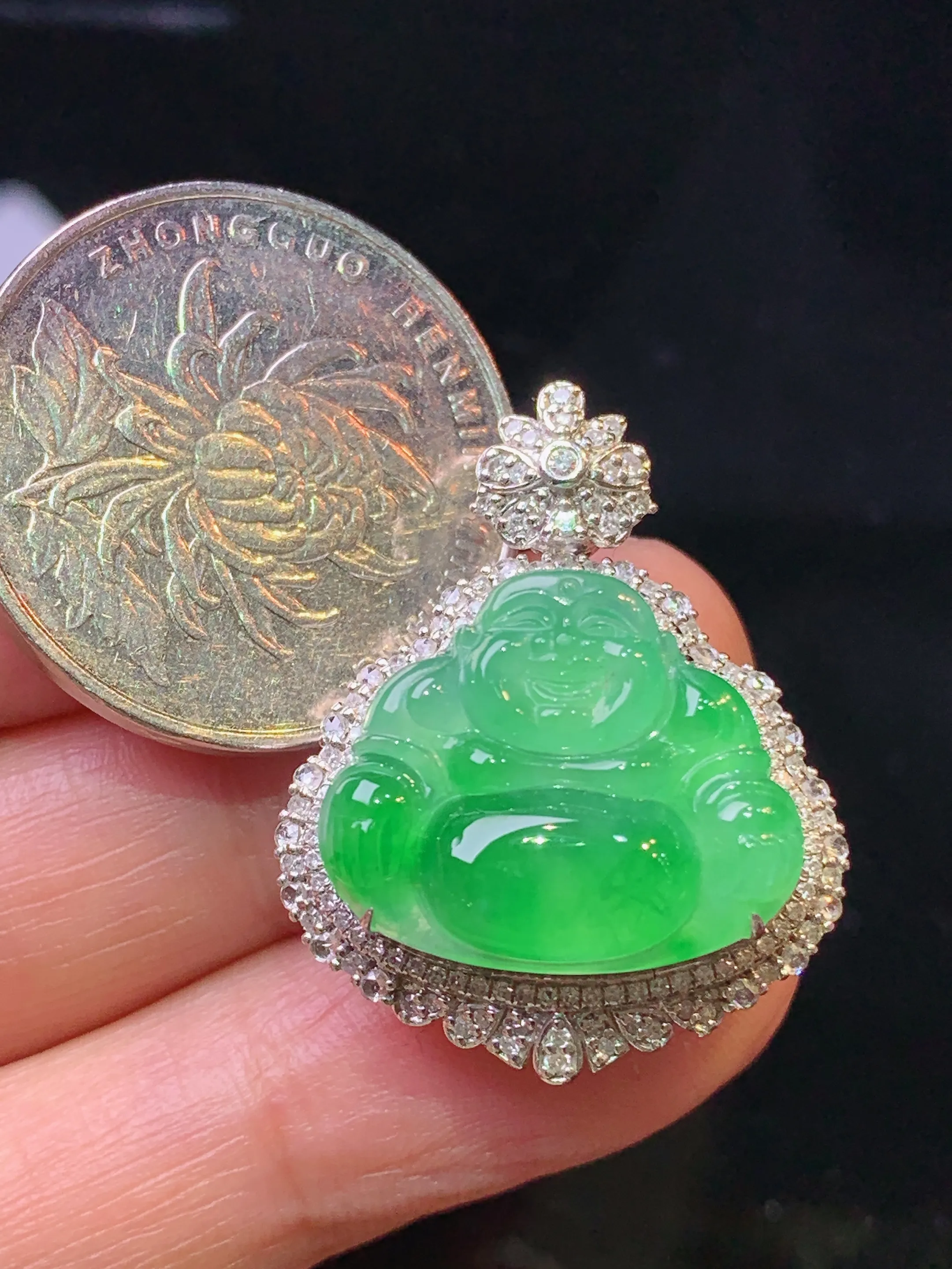18金钻镶嵌满绿佛公吊坠 玉质细腻 色泽清新艳丽 整体尺寸28.8*22.8*12.6