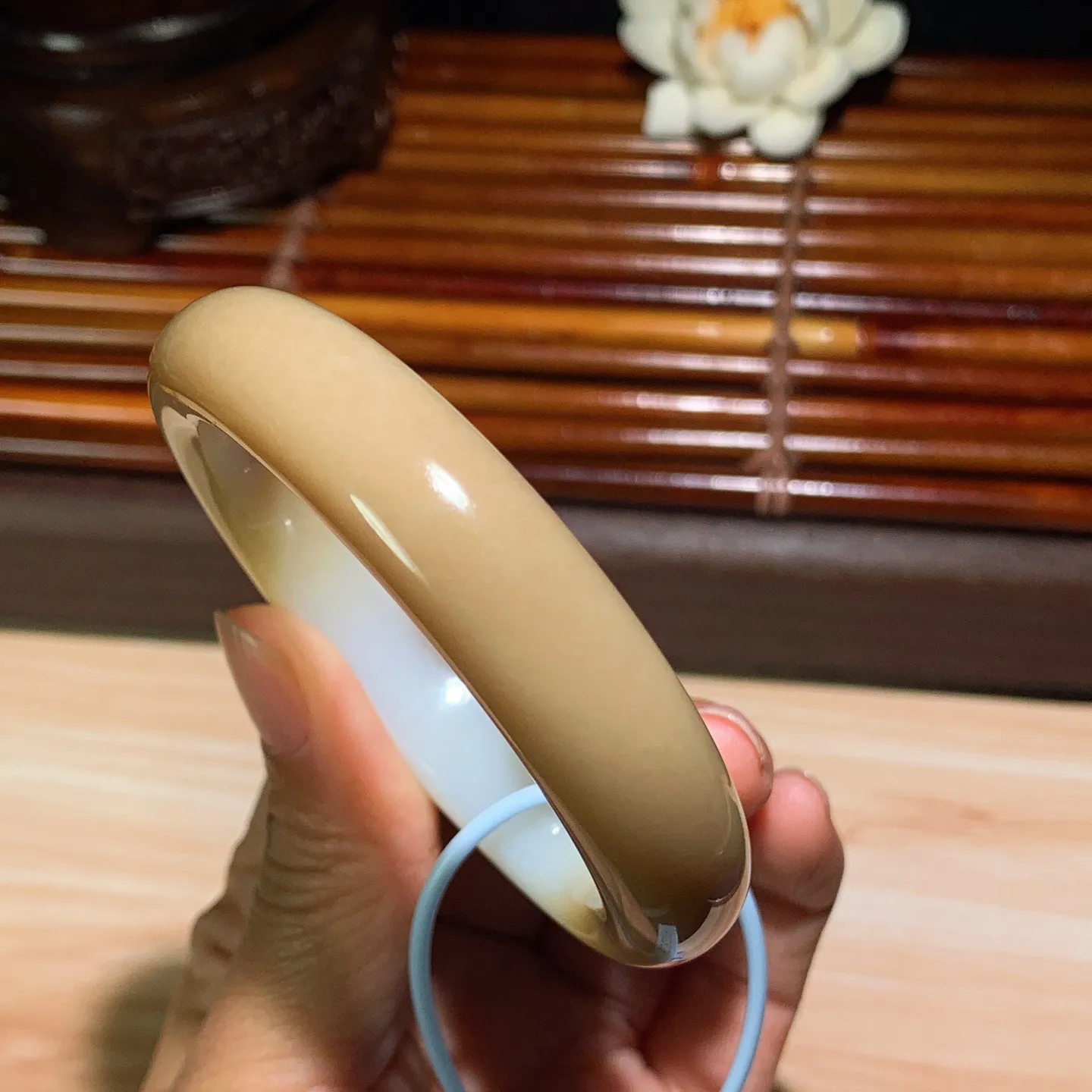 54圈口 新疆和田玉且末糖手镯 54圈口条宽 13厚9重58.5克。玉质细腻油润。手推出油。佩戴高端典雅。lt260125