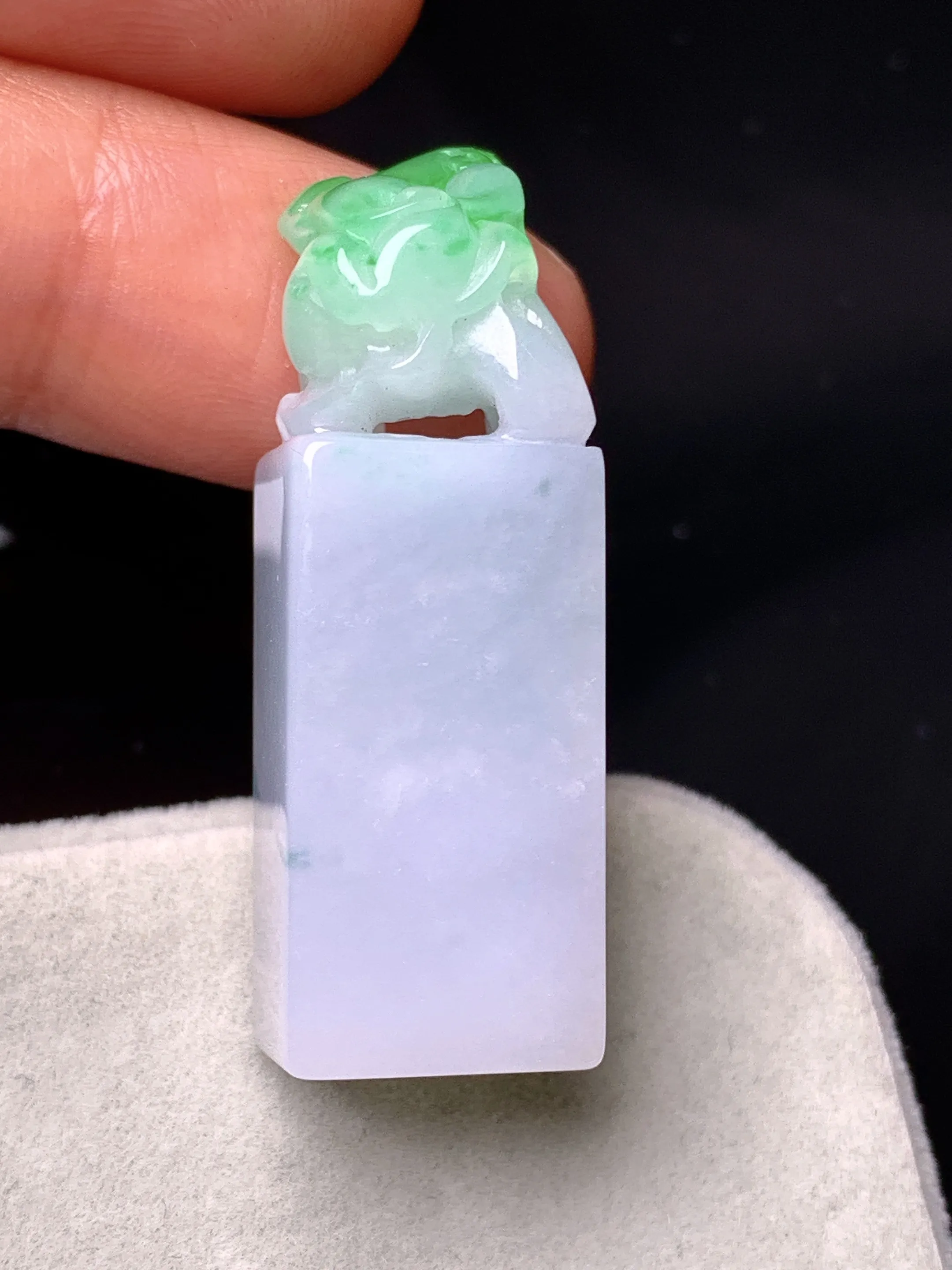 飘绿貔貅印章吊坠 玉质细腻 色泽清新艳丽 整体尺寸36*11.3*11.8