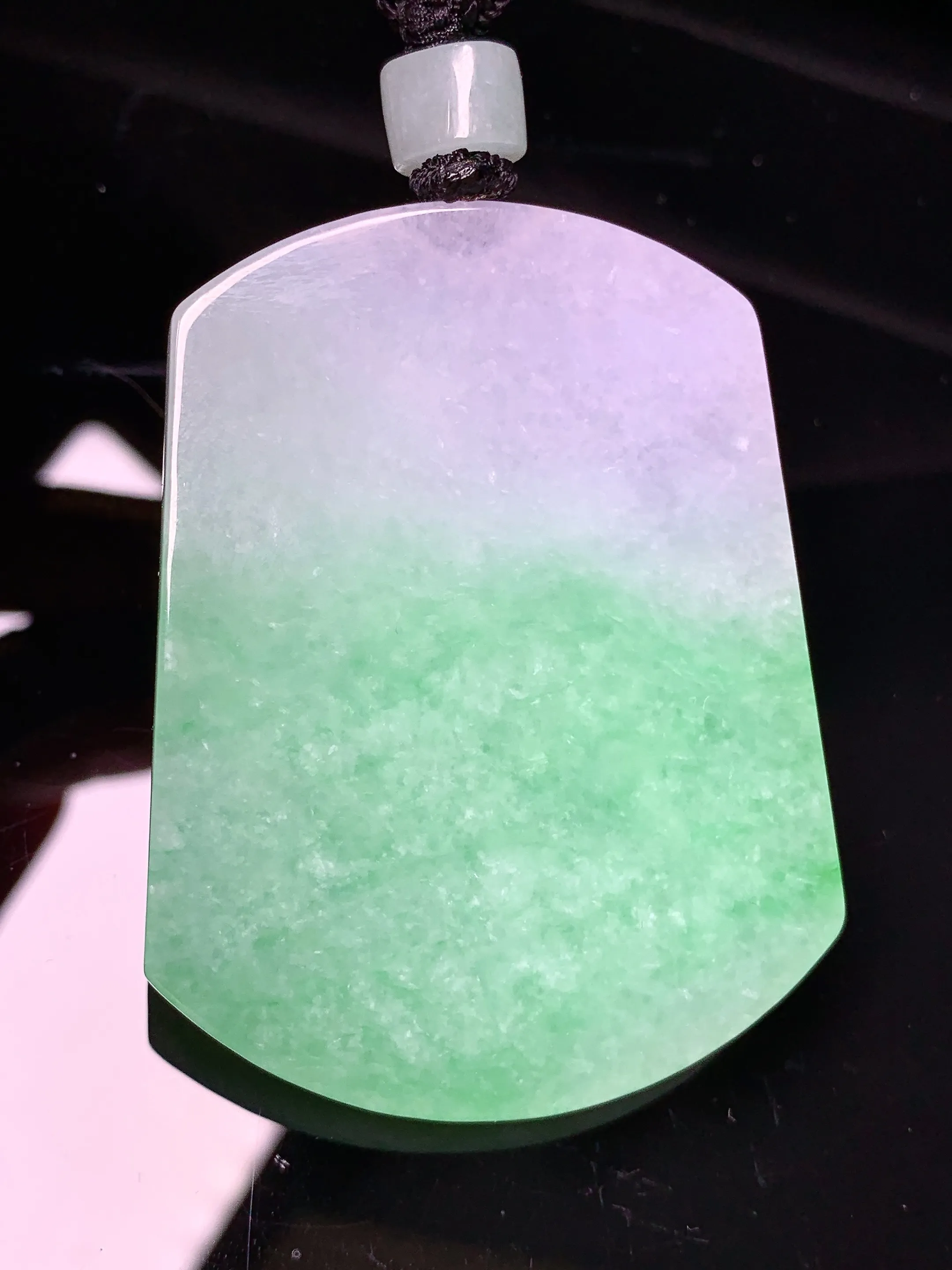 翠绿无事牌吊坠 玉质细腻 色泽清新艳丽 整体尺寸54*41.5*6