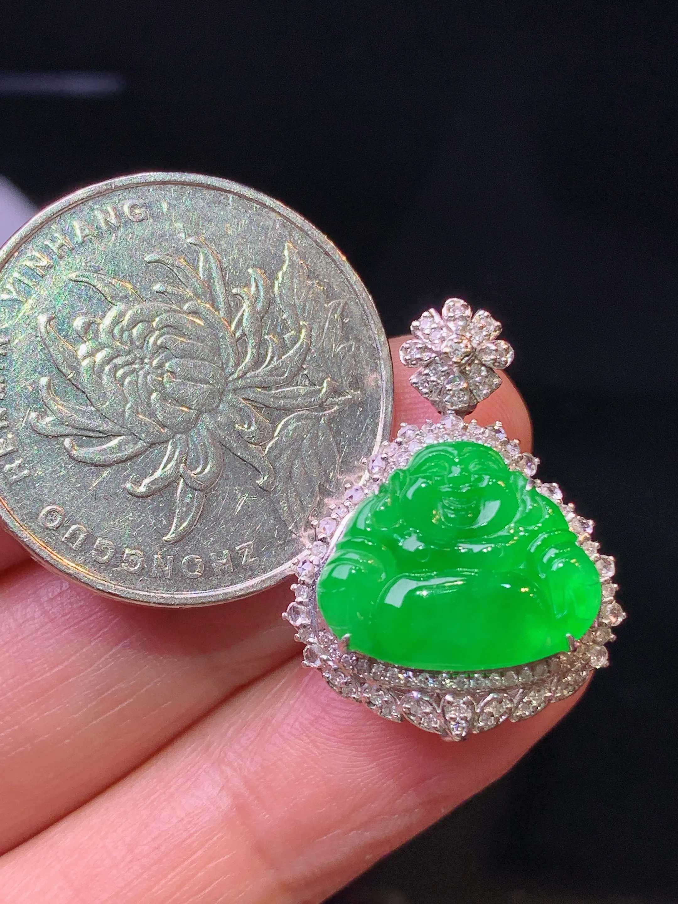 18金钻镶嵌满绿佛公吊坠 玉质细腻 色泽清新艳丽 整体尺寸24.2*18.5*9.6