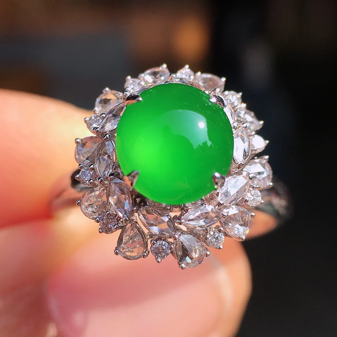 阳绿蛋面戒指，色泽均匀艳丽，玉质细腻，荧光感超
强，饱满圆润，尽显优雅气质，18k
金豪华镶嵌