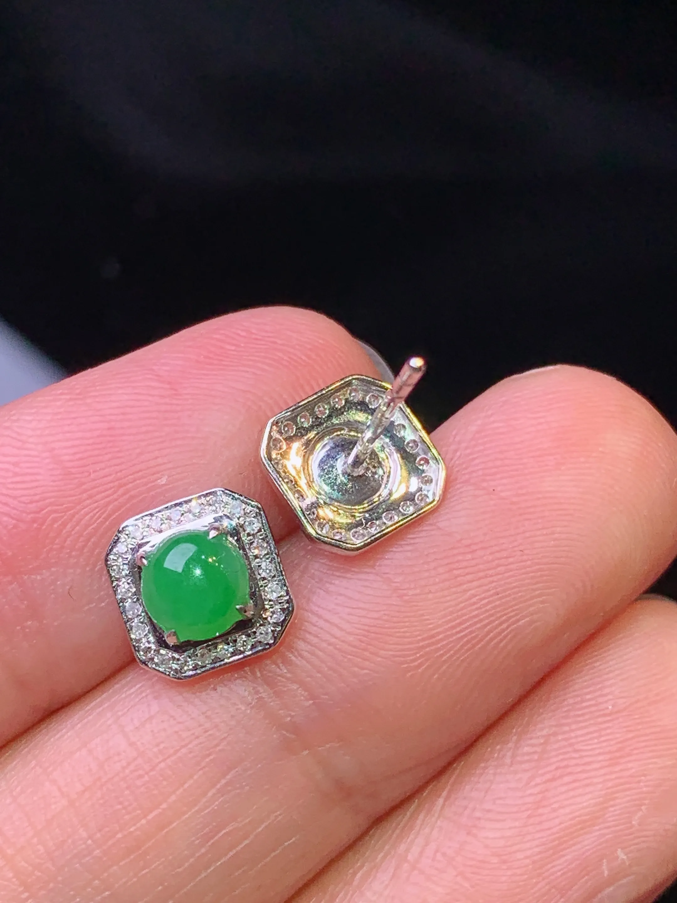 18金钻镶嵌满绿蛋面耳钉 玉质细腻 色泽清新艳丽 整体尺寸8*4