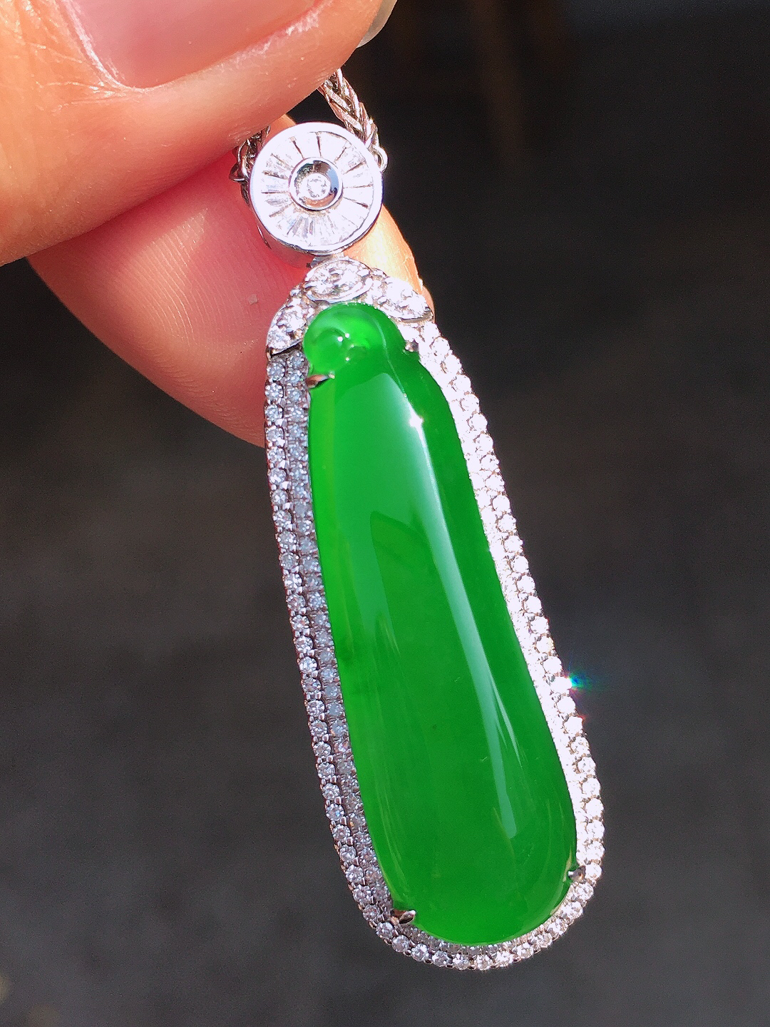 阳绿福瓜吊坠，色泽均匀艳丽，玉质细腻，荧光感超
强，饱满圆润，尽显优雅气质，18k
金豪华镶嵌