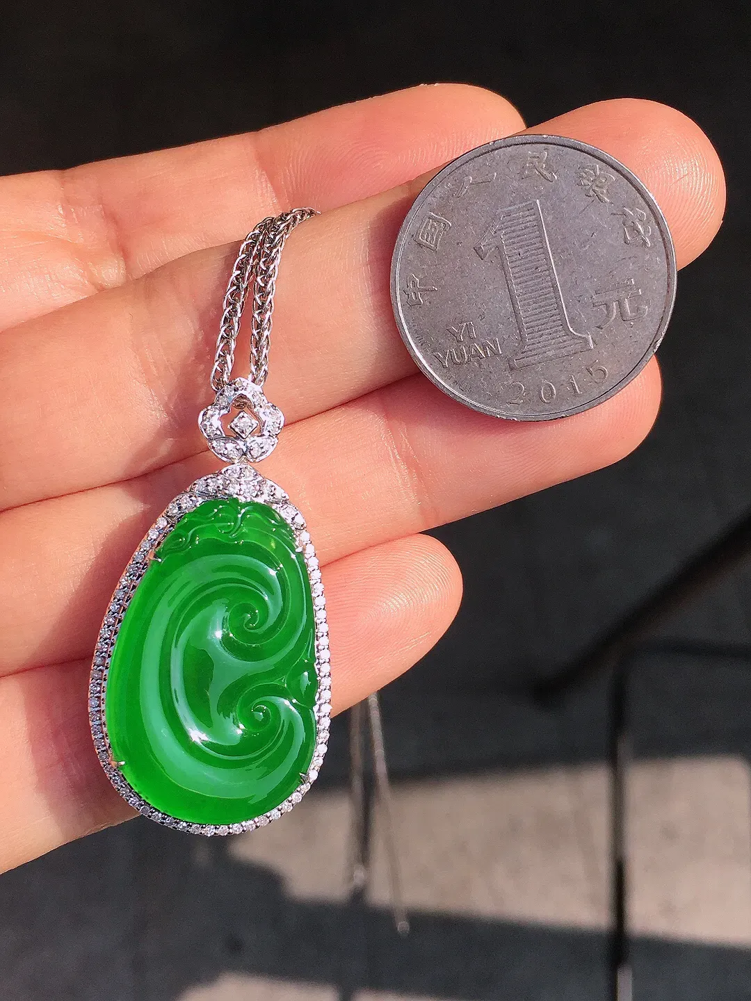 阳绿如意吊坠，色泽均匀艳丽，玉质细腻，荧光感超
强，饱满圆润，尽显优雅气质，18k
金豪华镶嵌