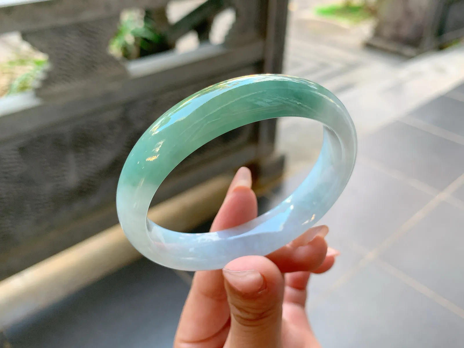 ｜56圈口
半山半水翡翠手镯，微微带点黄翡，润润的，奇特别致，