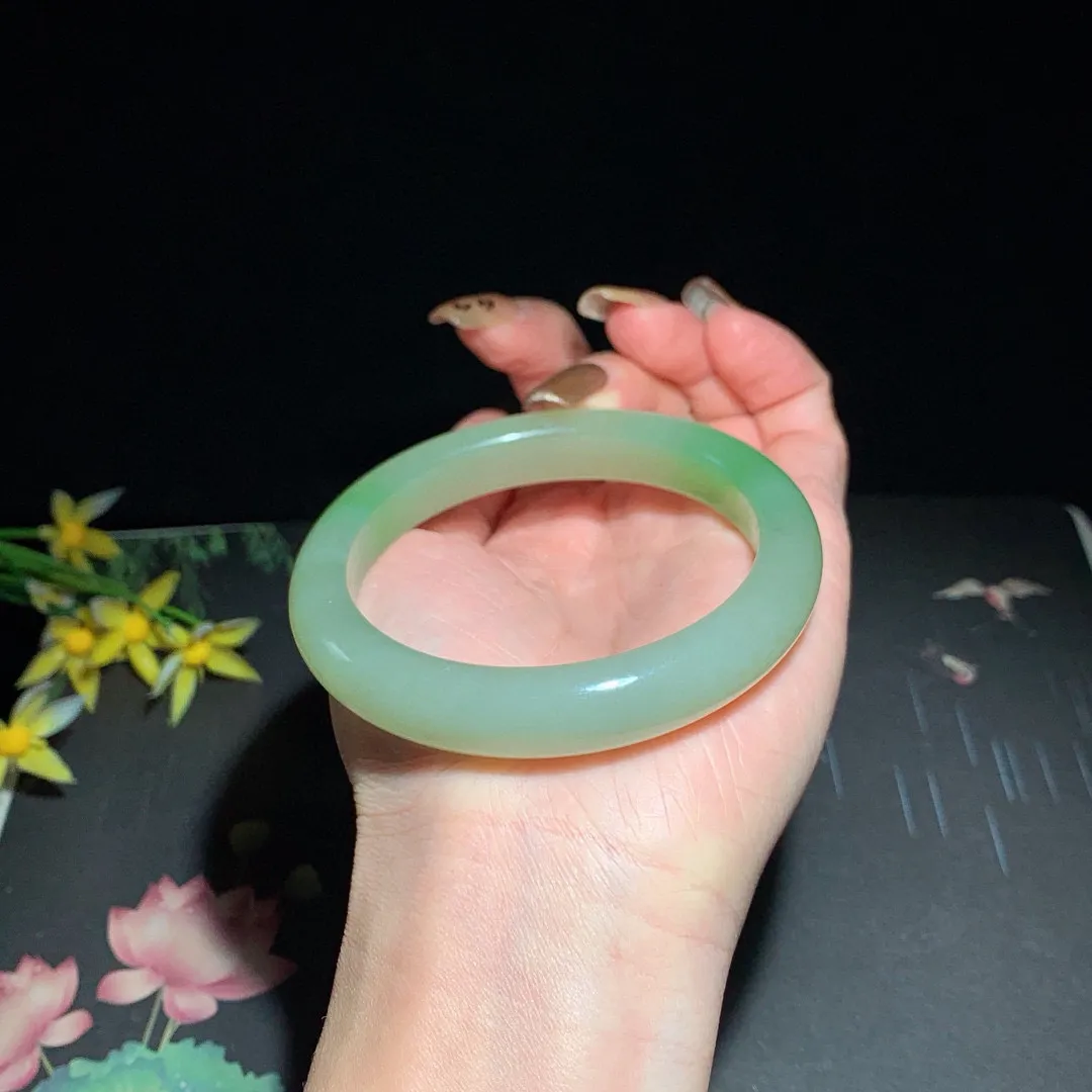 和田玉58.5圈口翠青手镯！玉质细腻油润 底色纯净 无裂无棉 脂粉好