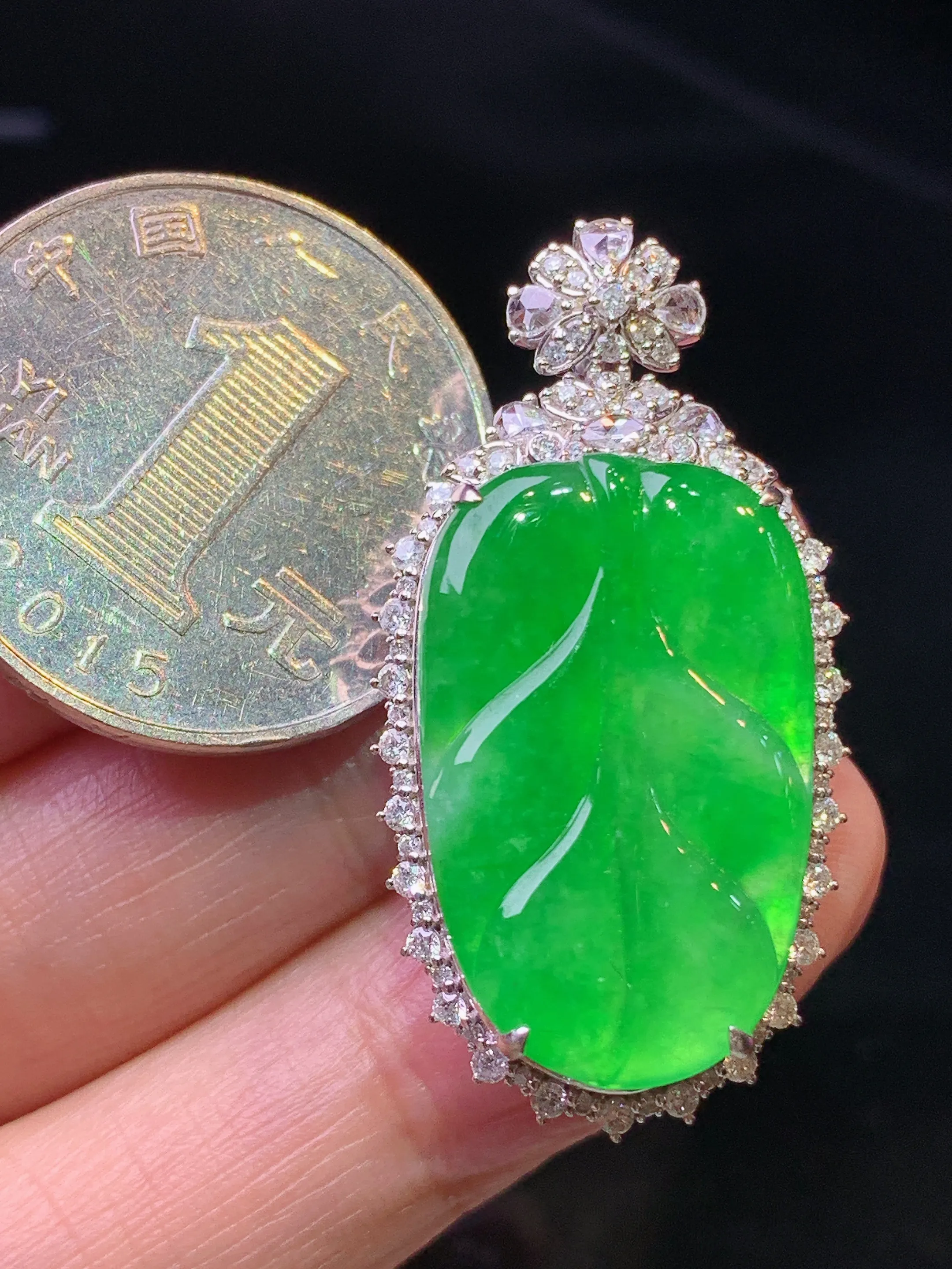 18金钻镶嵌翠绿树叶吊坠 玉质细腻 色泽清新艳丽 整体尺寸37*19*10.8