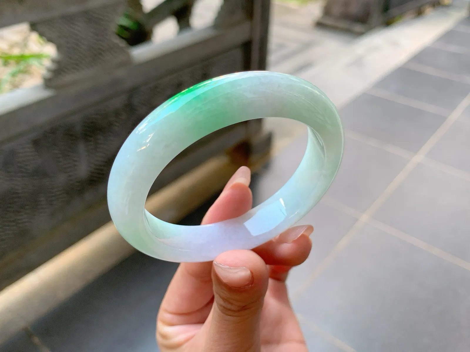 ｜54圈口
白底青，飘阳绿花，辣辣的，超级抢眼，有一股俏丽的美感，